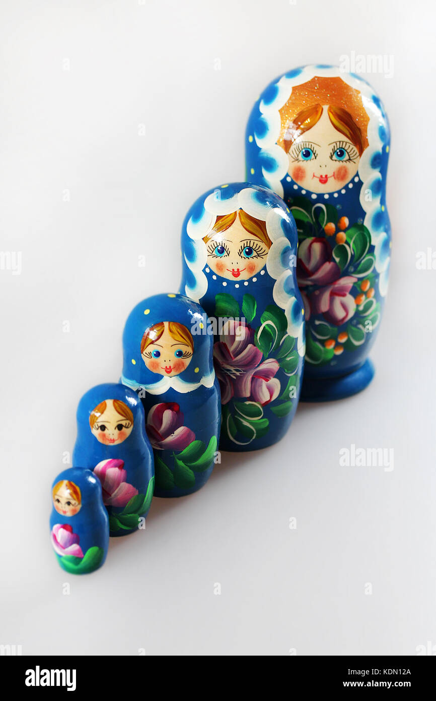 Blaue russische Puppen aus Holz - matrioshka.matrioshka Babuschkas Puppen. Beliebte Souvenirs aus Russland Stockfoto
