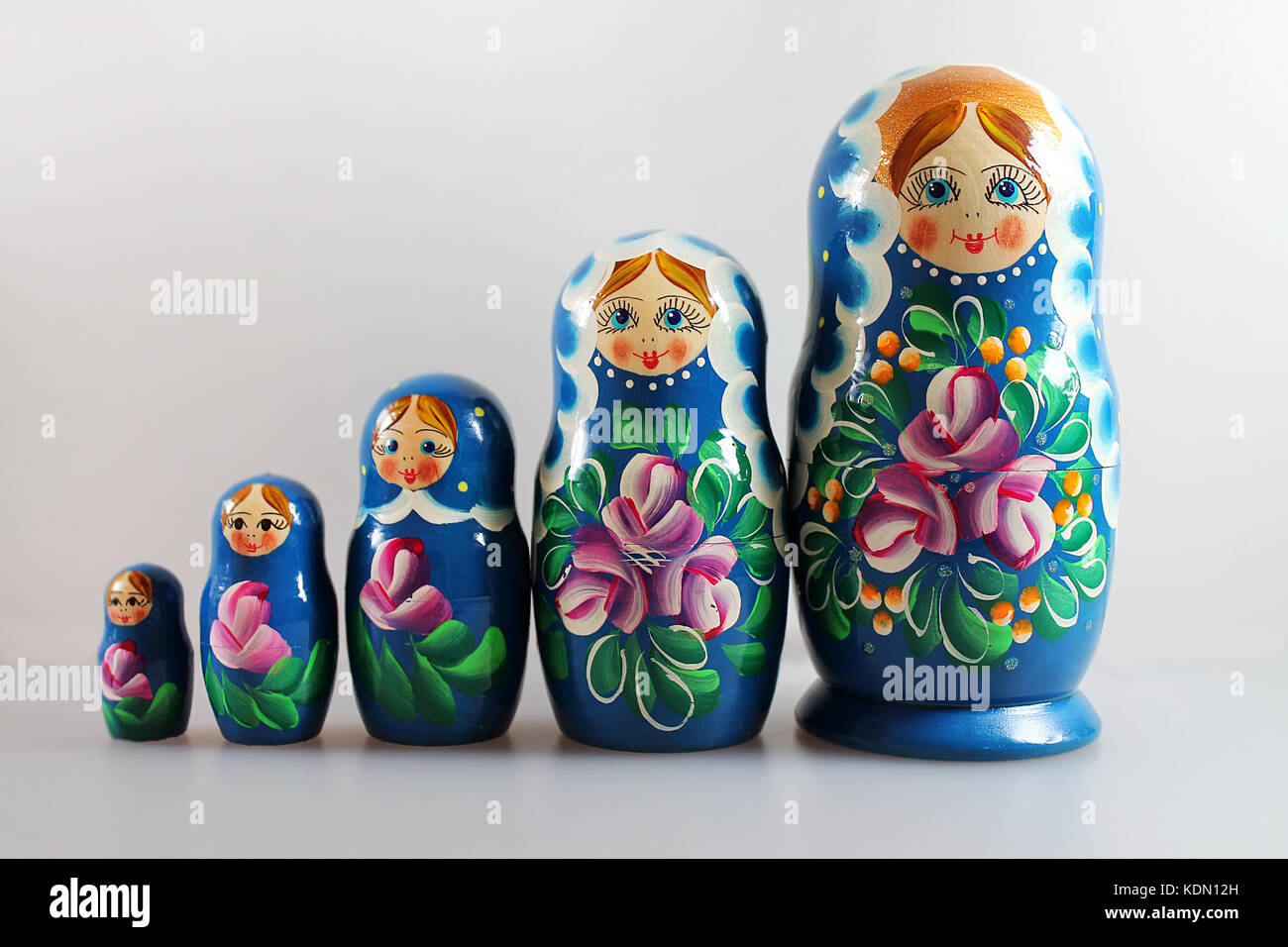 Blaue russische Puppen aus Holz - matrioshka.matrioshka Babuschkas Puppen. Beliebte Souvenirs aus Russland Stockfoto