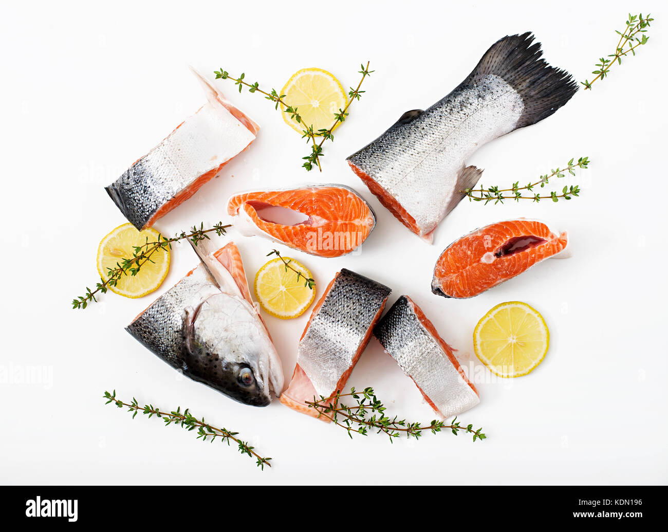 Frischen, rohen Lachs Stück rot Fisch auf einem weißen Hintergrund. Flach. top View Stockfoto