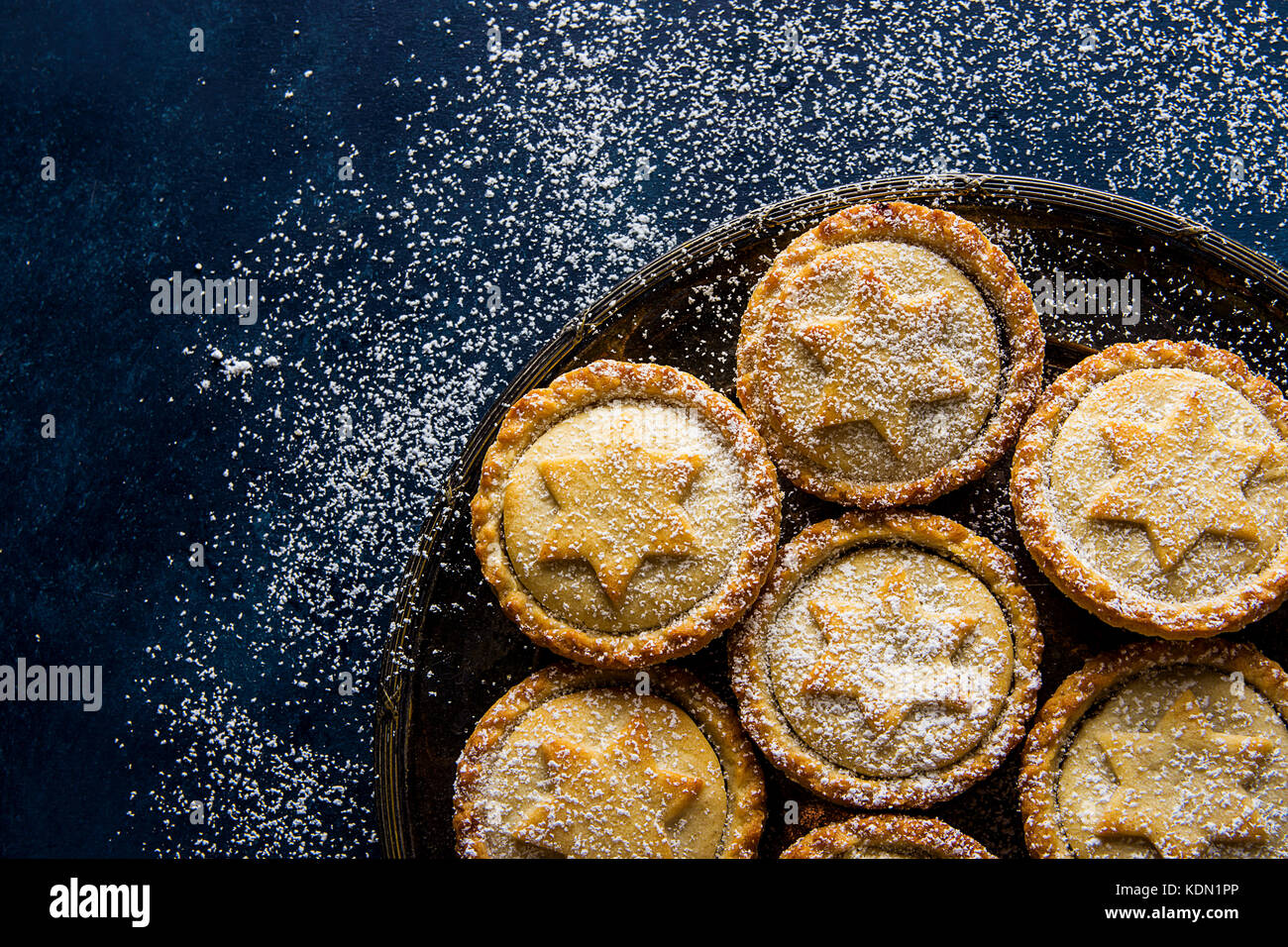 Traditionelle britische Weihnachten Backwaren dessert Hausgemachte mince pies mit Apple Rosinen Nüsse füllen golden Mürbteig in Pulverform auf vintage Metall Platte d Stockfoto