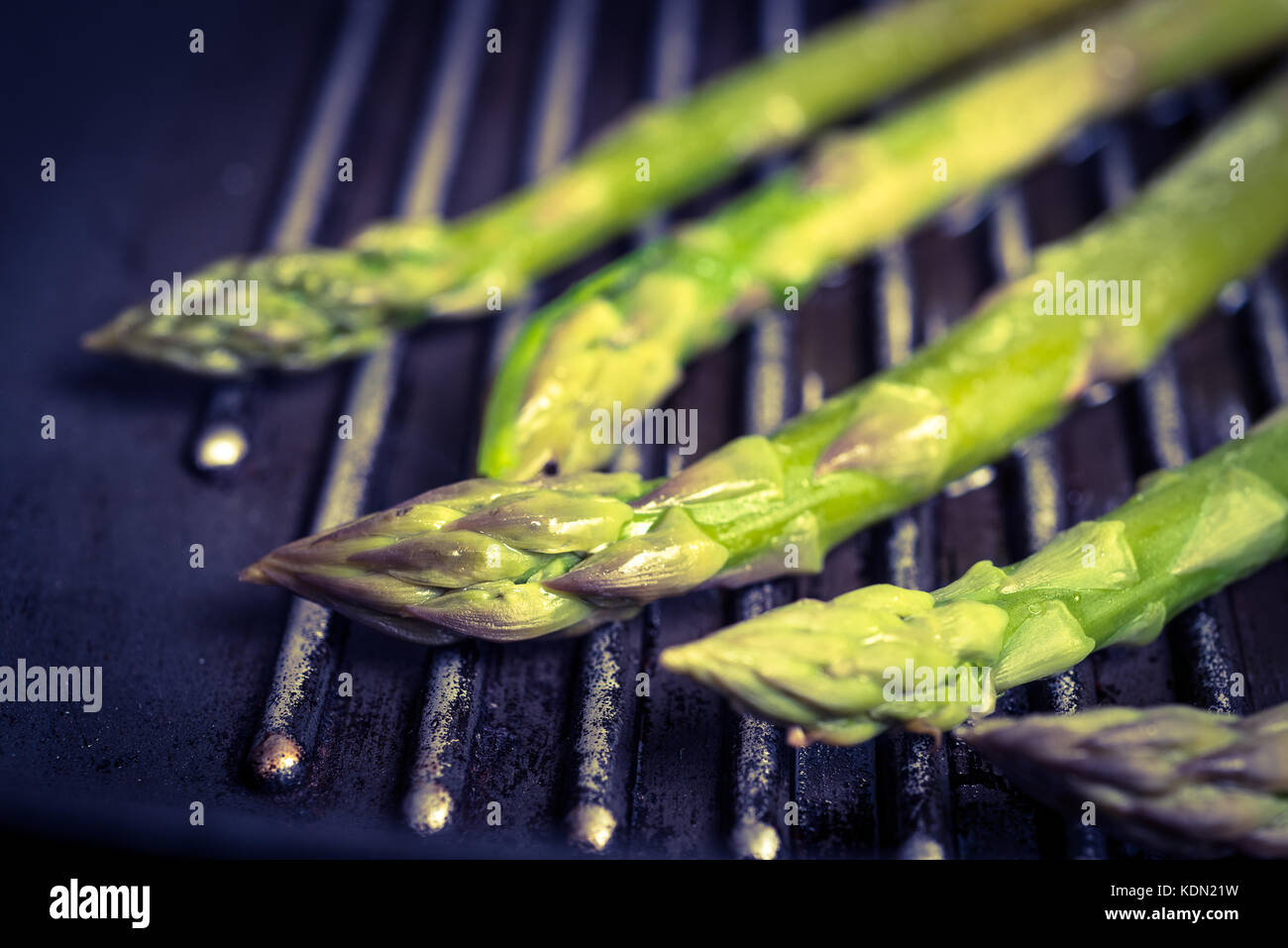 Gegrillte frische Spargel am Grill duo getönt Stockfoto