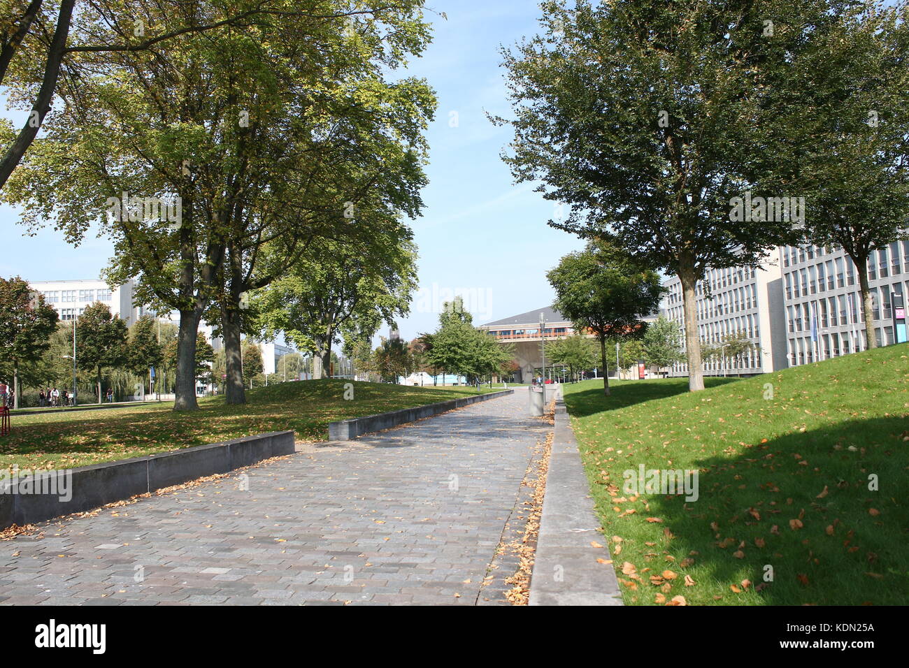 Auf dem Campus der Technischen Universität Delft, Niederlande. Fakultät für Angewandte Naturwissenschaften (ALS) - Technische Natuurkunde. Gebäude 22 an Lorentzweg 2. Stockfoto