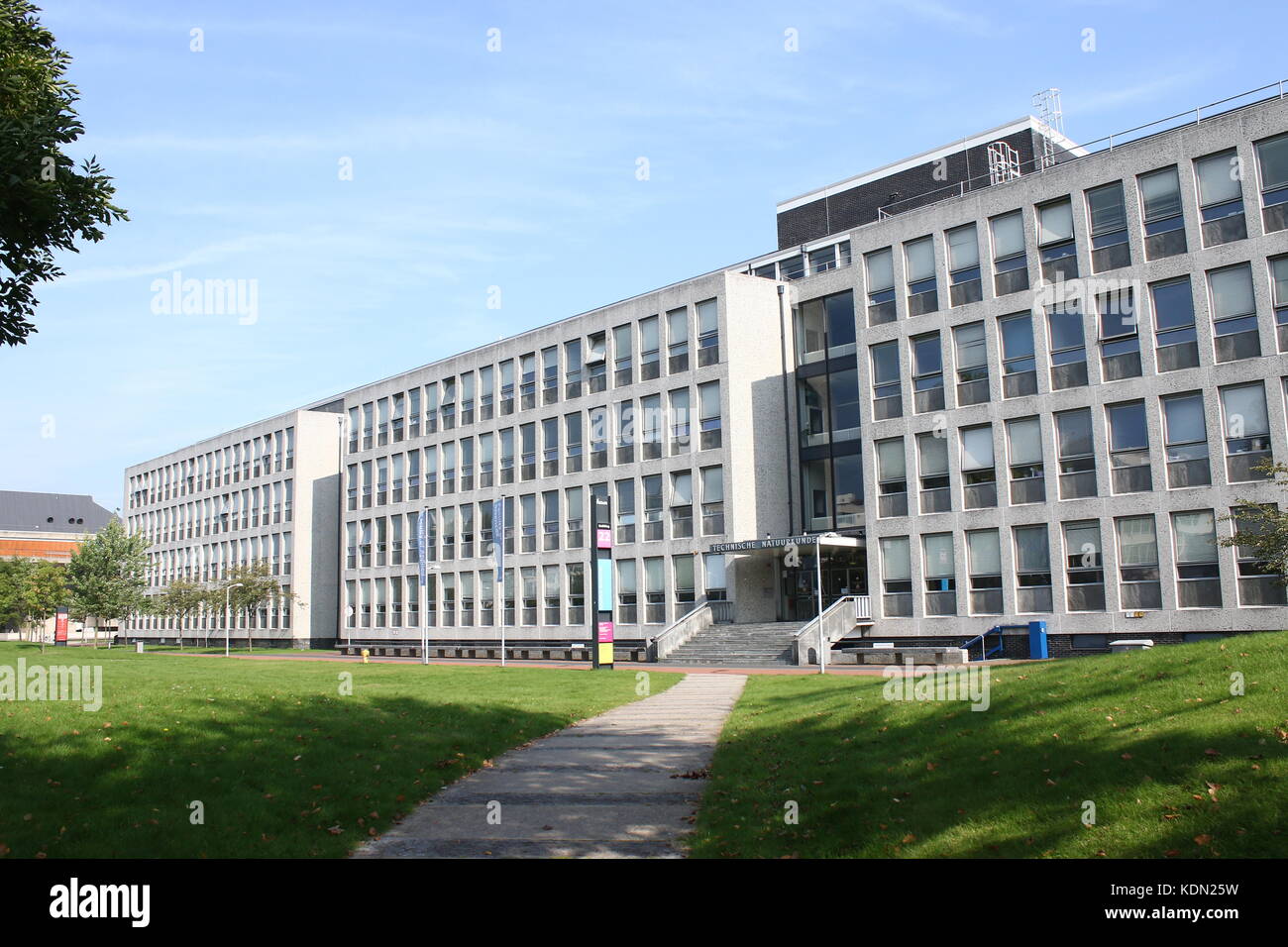 Auf dem Campus der Technischen Universität Delft, Niederlande. Fakultät für Angewandte Naturwissenschaften (ALS) - Technische Natuurkunde. Gebäude 22 an Lorentzweg 2. Stockfoto