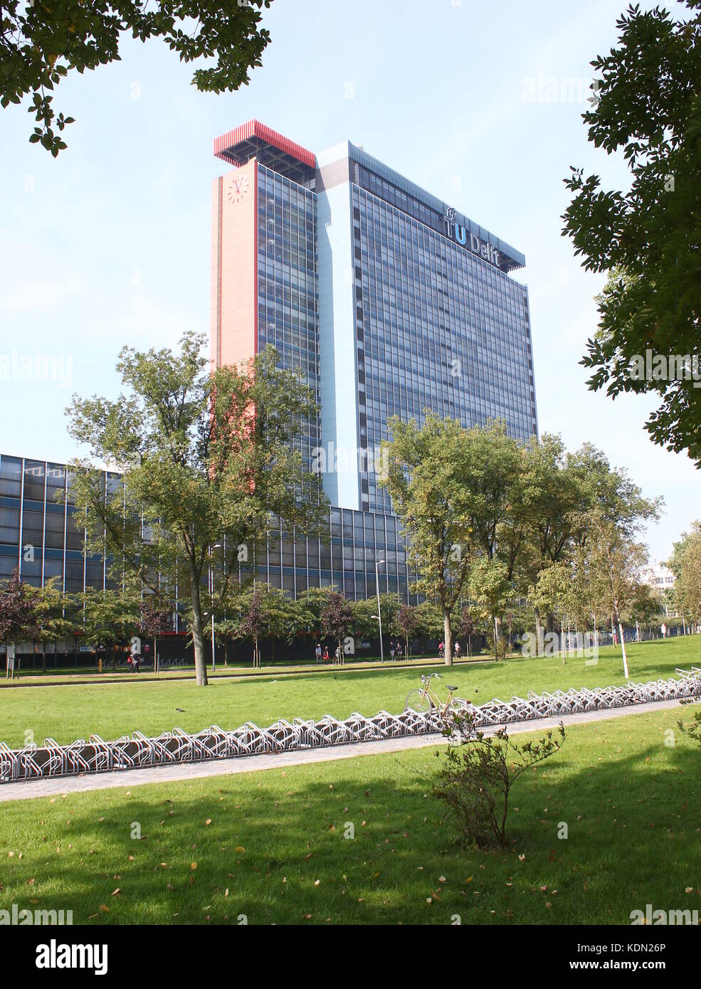 Auf dem Campus der Technischen Universität Delft, Niederlande. 90 m hohen Hochhaus der Fakultät für Elektrotechnik, Mathematik und Informatik (EEMCS). Stockfoto
