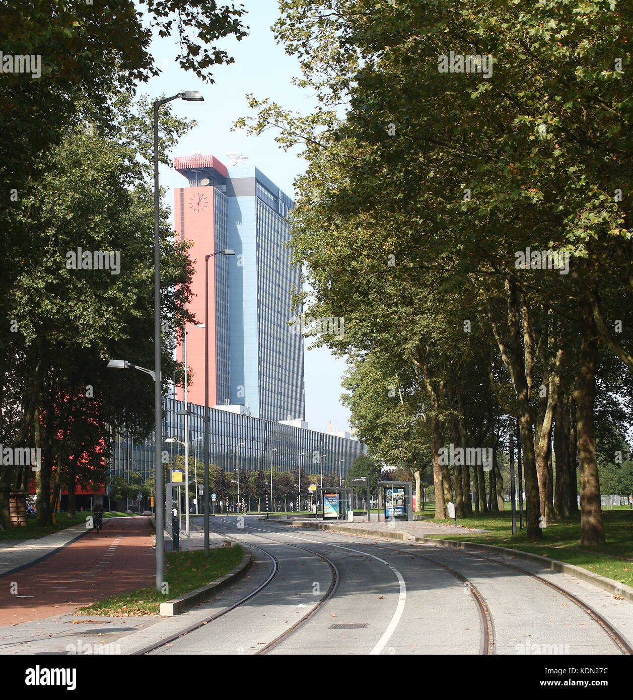 Auf dem Campus der Technischen Universität Delft, Niederlande. Hochhaus der Fakultät für Elektrotechnik, Mathematik und Informatik (EEMCS). Stockfoto