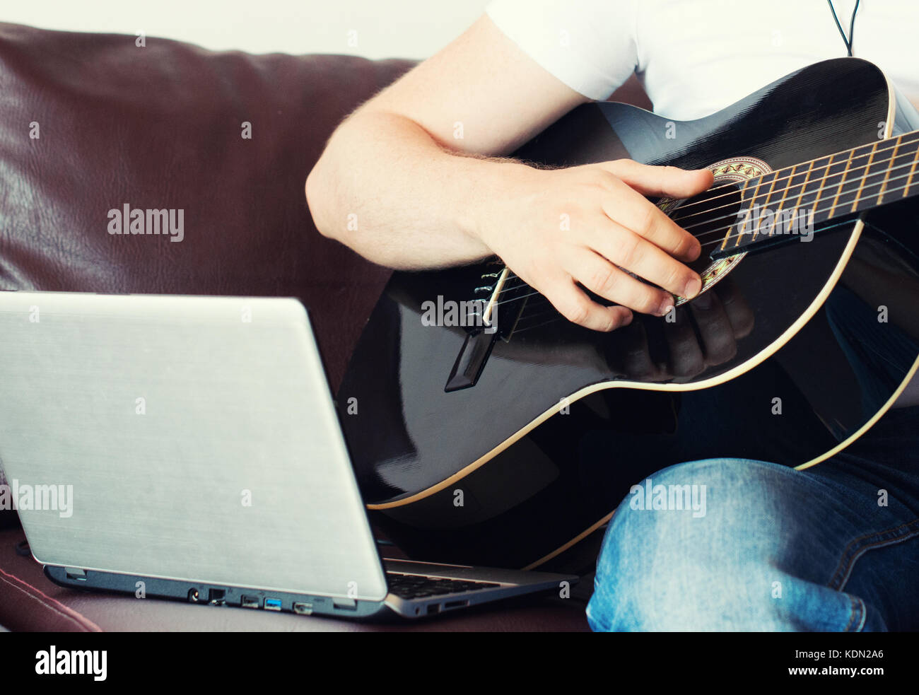 Mann, der ein Lied mit Gitarre aufgenommen hat. Stockfoto