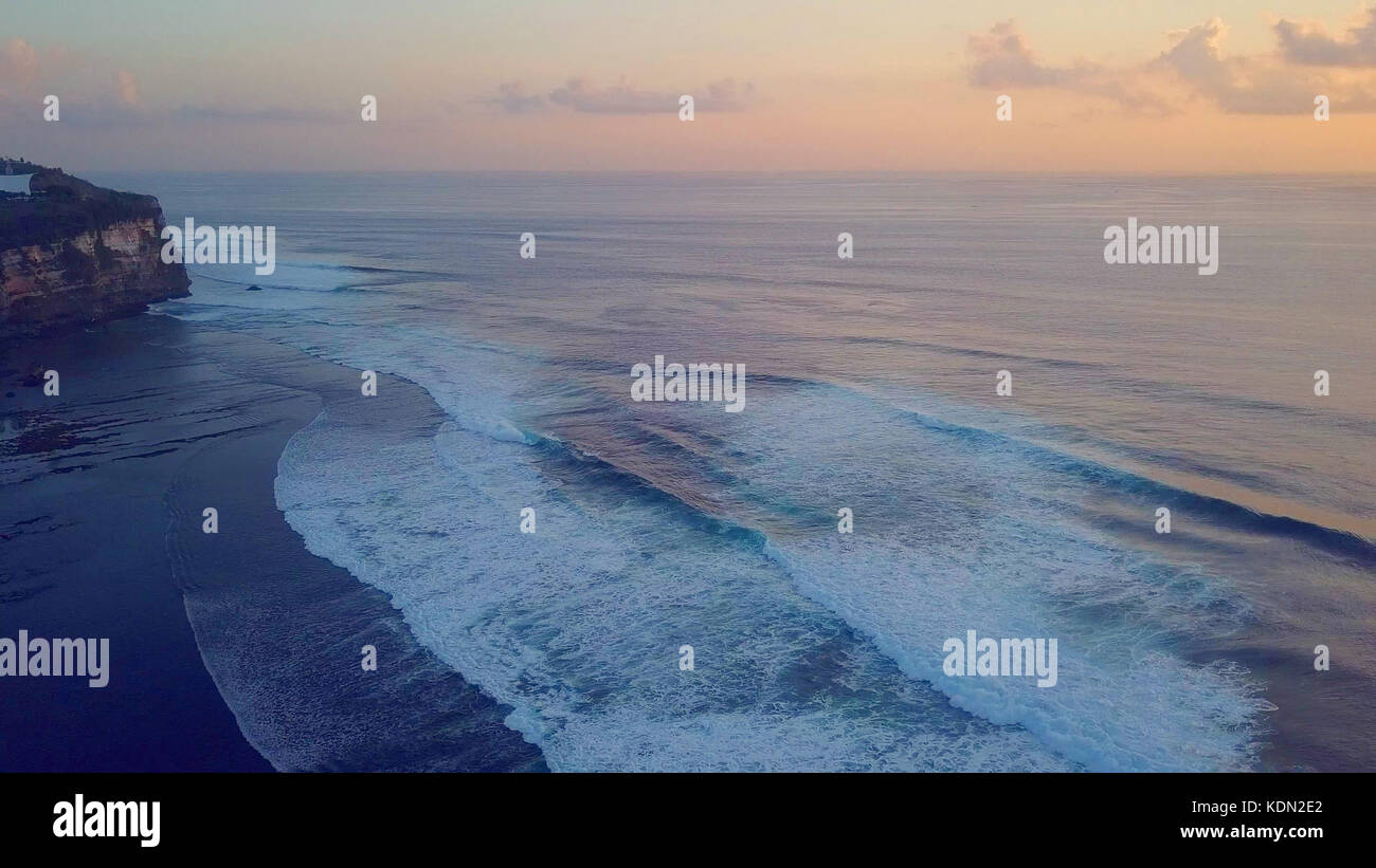 Starke große foammy Wellen Stockfoto