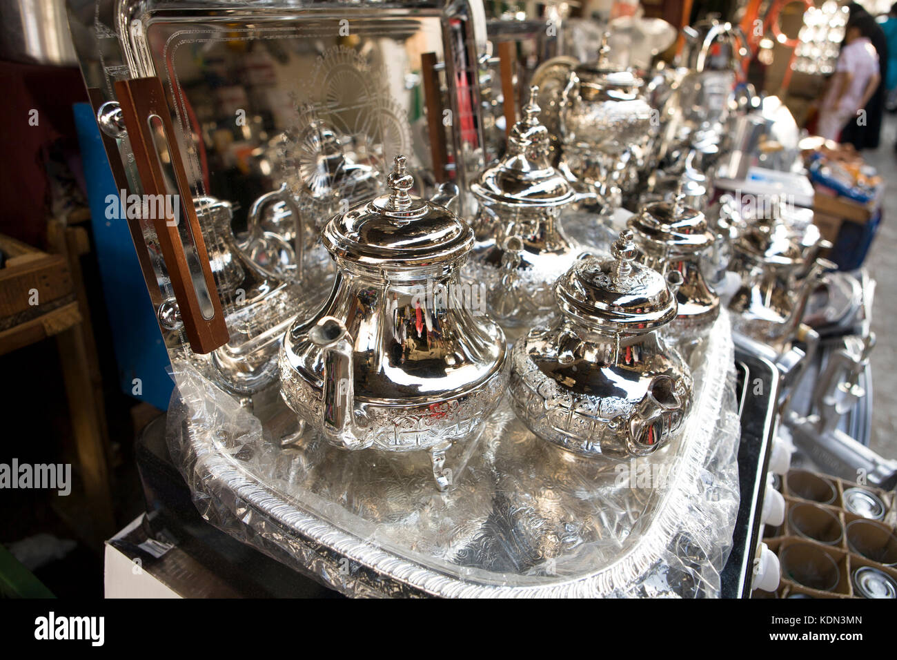 Silbernen Teekannen in Tetouan Souk, Marokko. Shinny Fach für verkaufen Stockfoto