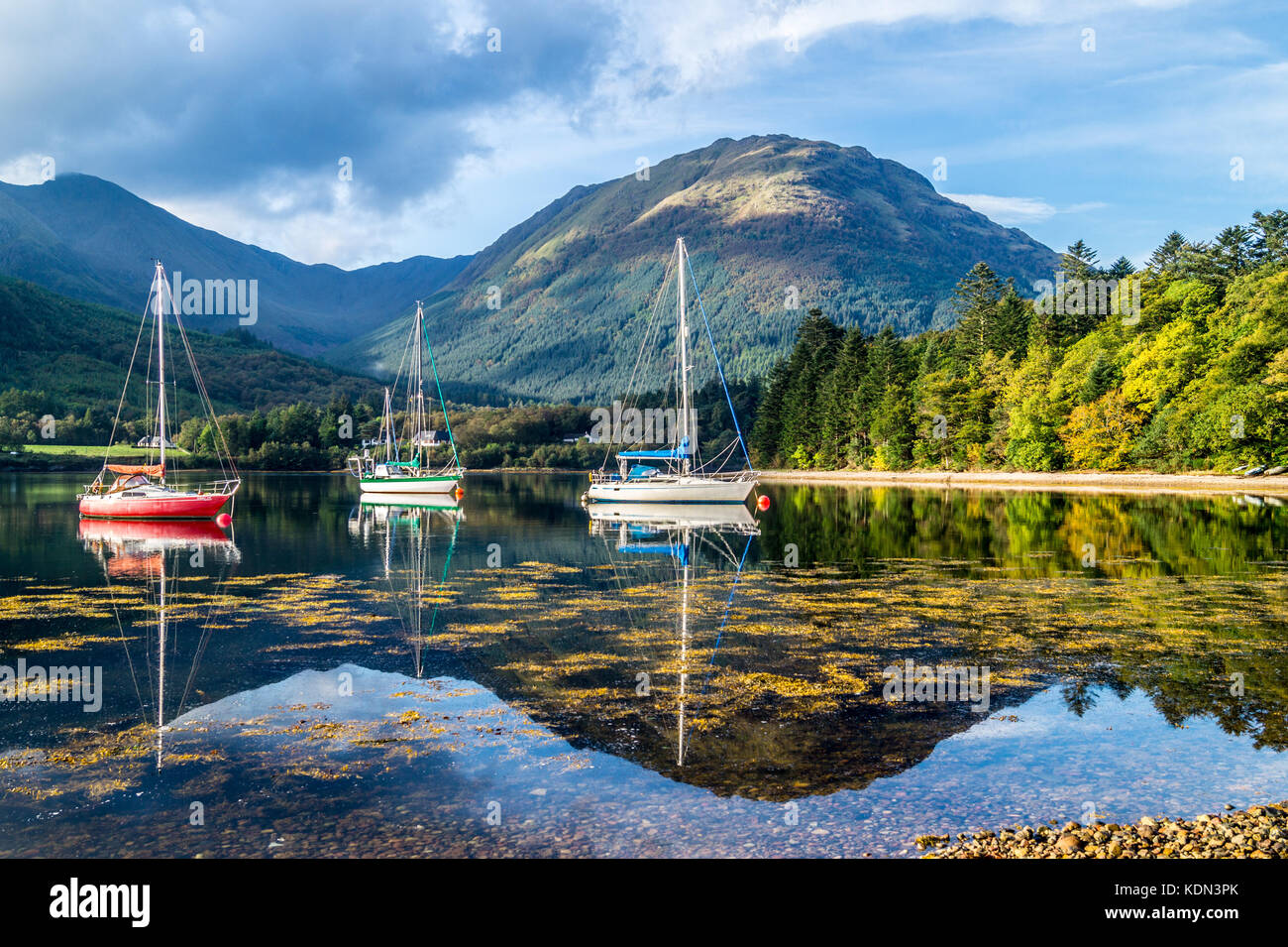 Segeln Yachten vor Anker in Richtung Glen Etive, Loch Leven, Ballachulish, Glencoe, Argyll und Bute, Schottland suchen Stockfoto