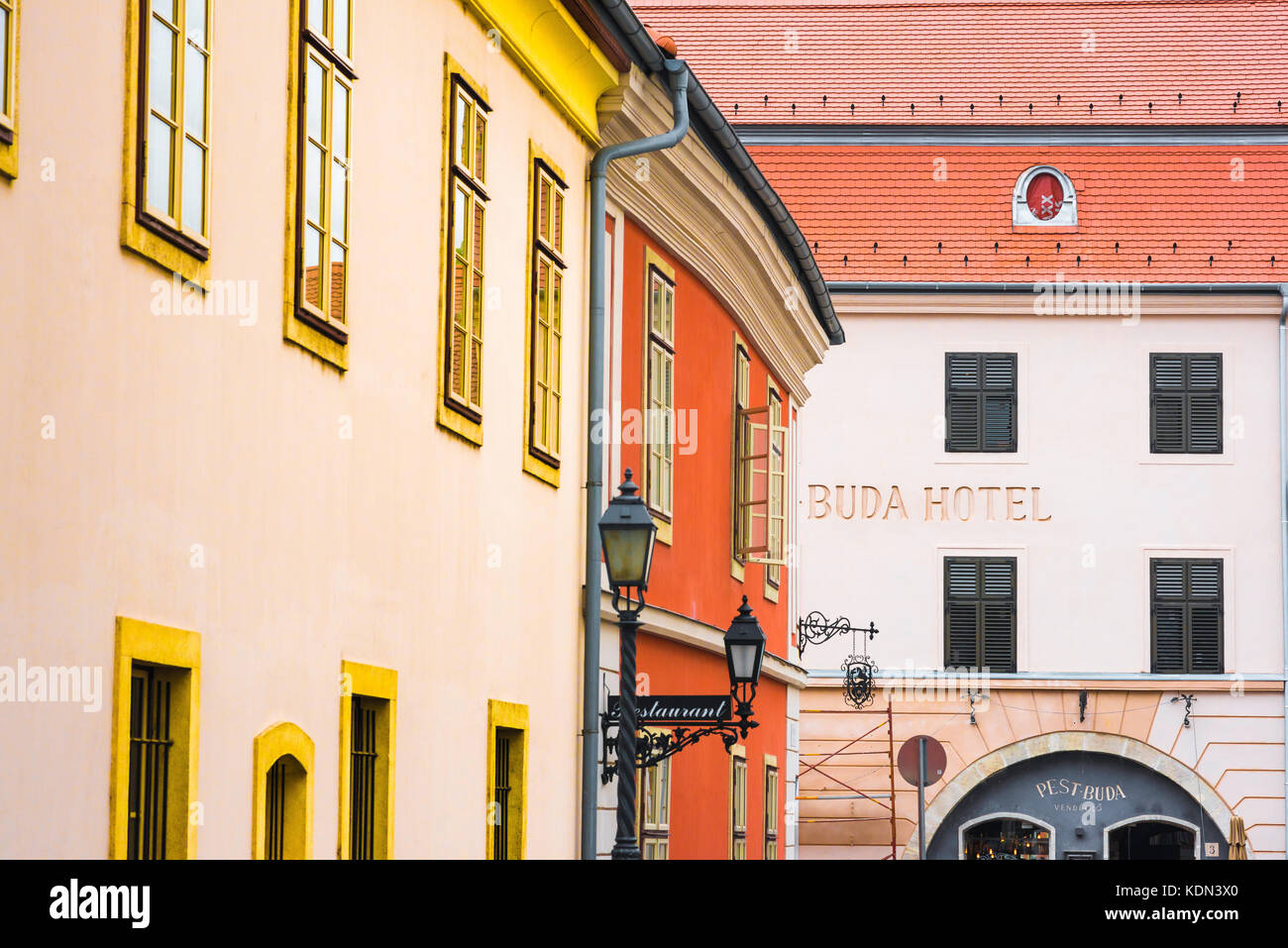 Buda Budapester Gebäude, Blick auf elegante Barockarchitektur in einer Straße im Var-Burgviertel von Buda, Budapest, Ungarn. Stockfoto