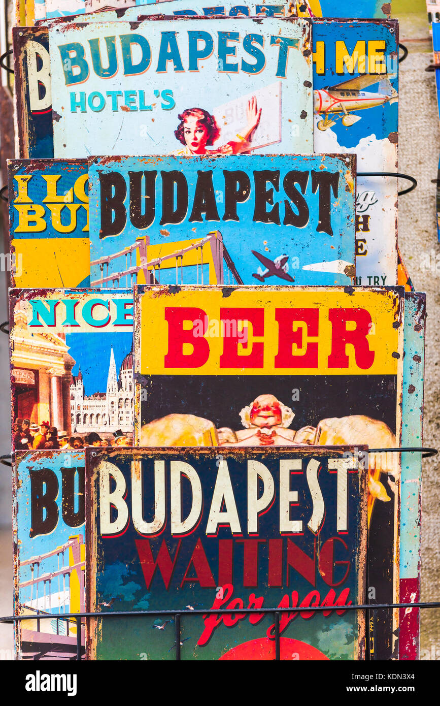 Budapest Ungarn Souvenir, eine Sammlung von Vintage metall Werbung für den  Verkauf außerhalb ein Geschenk Shop auf Buda Hill in Budapest, Ungarn  Stockfotografie - Alamy