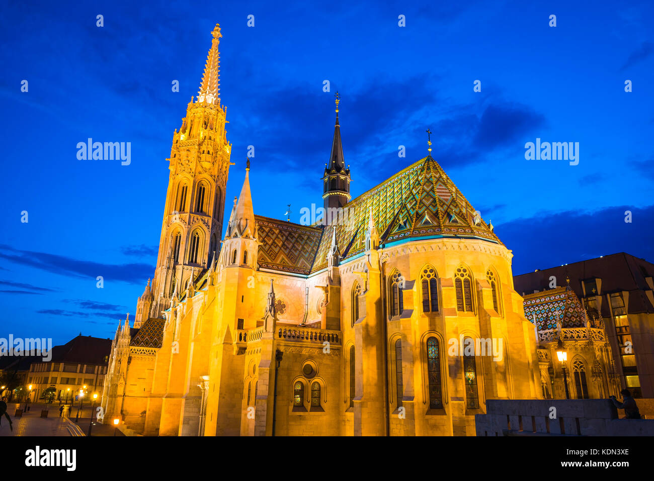Budapest Matyas Kirche, Ansicht von Matyas Kirche bei Nacht beleuchtet mit Flutlicht, Buda, Budapest, Ungarn. Stockfoto