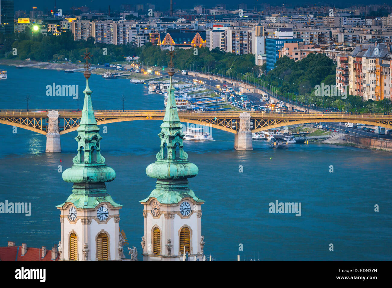 Budapest Blick auf die Donau, Luftaufnahme aus dem Var Hügel in Budapest auf der Donau in Richtung Ujlipotvaros Bezirk der Stadt. Stockfoto