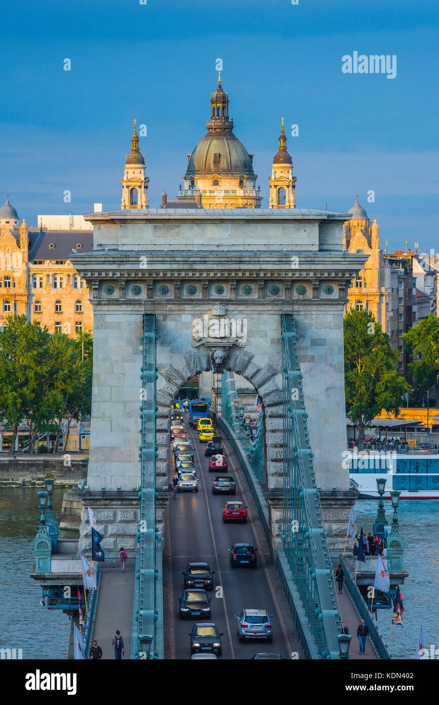 Budapest Kettenbrücke, Ansicht der Lanchid Brücke (Szechenyi Lanchid) mit dem lichtdurchfluteten Kuppel des Gresham Palace Hotel hinter, Budapest, Ungarn Stockfoto