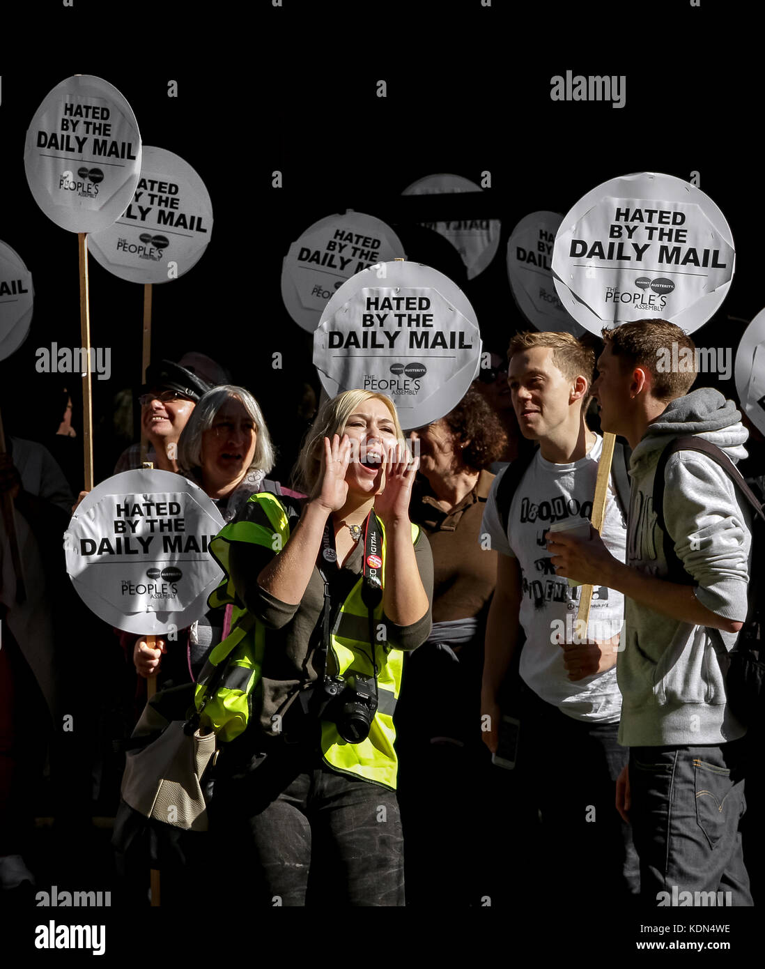 Demonstranten vor Daily Mail Zeitung mit Sitz in London, UK Stockfoto