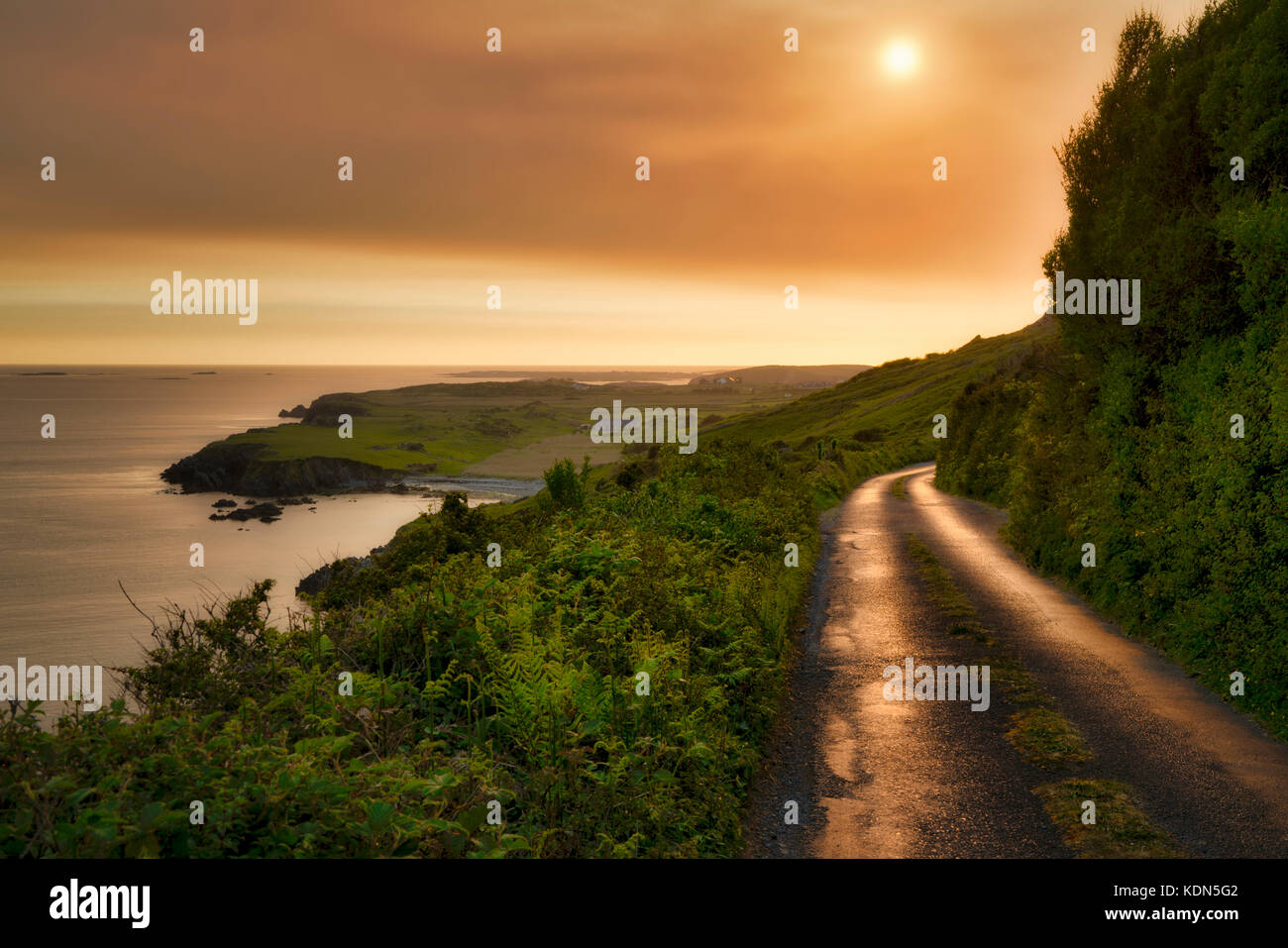 Sky Road bei Sonnenuntergang. in der Nähe von Clifden in Irland im County Galway, Connemara Stockfoto