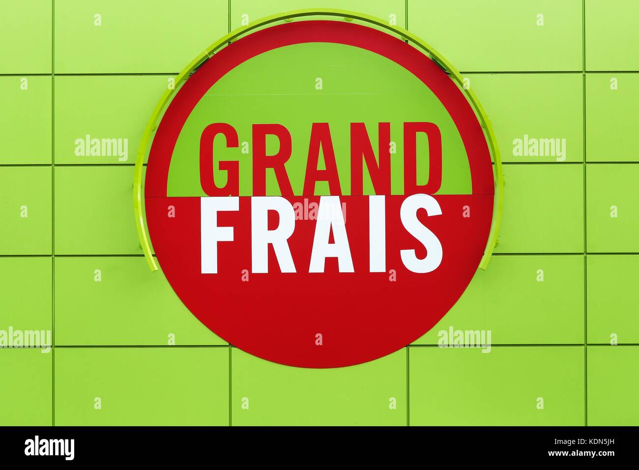 Ferney, Frankreich - 1. Oktober 2017: Grand frais Supermarkt Logo auf einer Wand. Grand frais ist ein französischer Supermarkt Marke Stockfoto