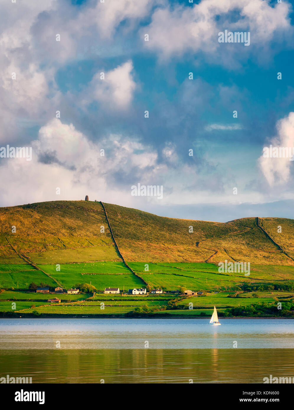 Hang nächste Bucht bei Sonnenuntergang mit Segelboot nach Dingle. County Kerry, Irland Stockfoto