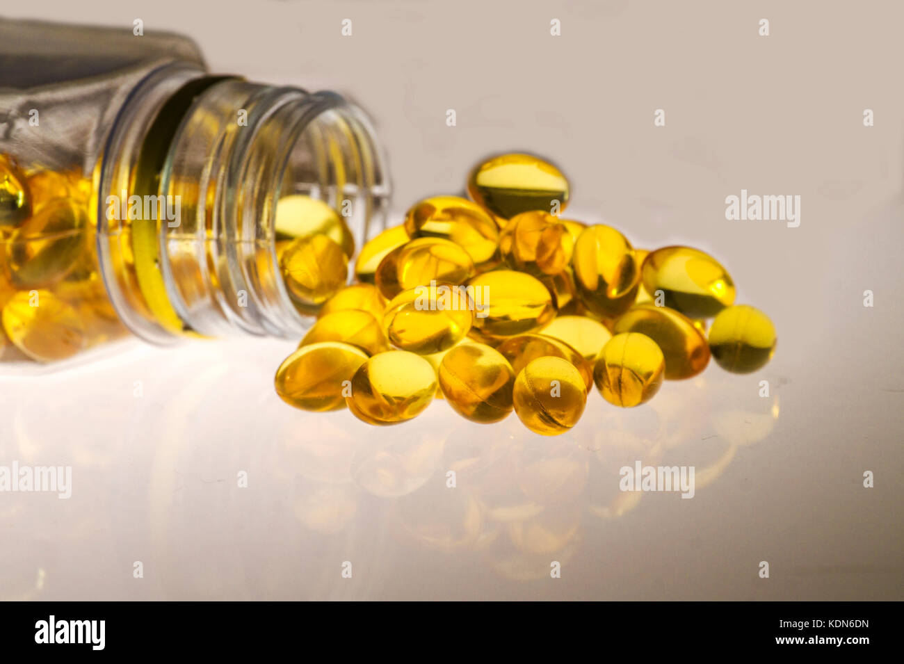 Fischöl Kapseln/Healthcare ergänzen/mit Omega-3-Fettsäuren Auslaufen von klarem Flasche Stockfoto