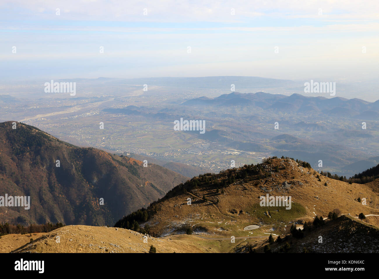 Panoramablick auf italienischer Ebene von Berg namens Monte Grappa in der Provinz Vicenza - Italien Stockfoto