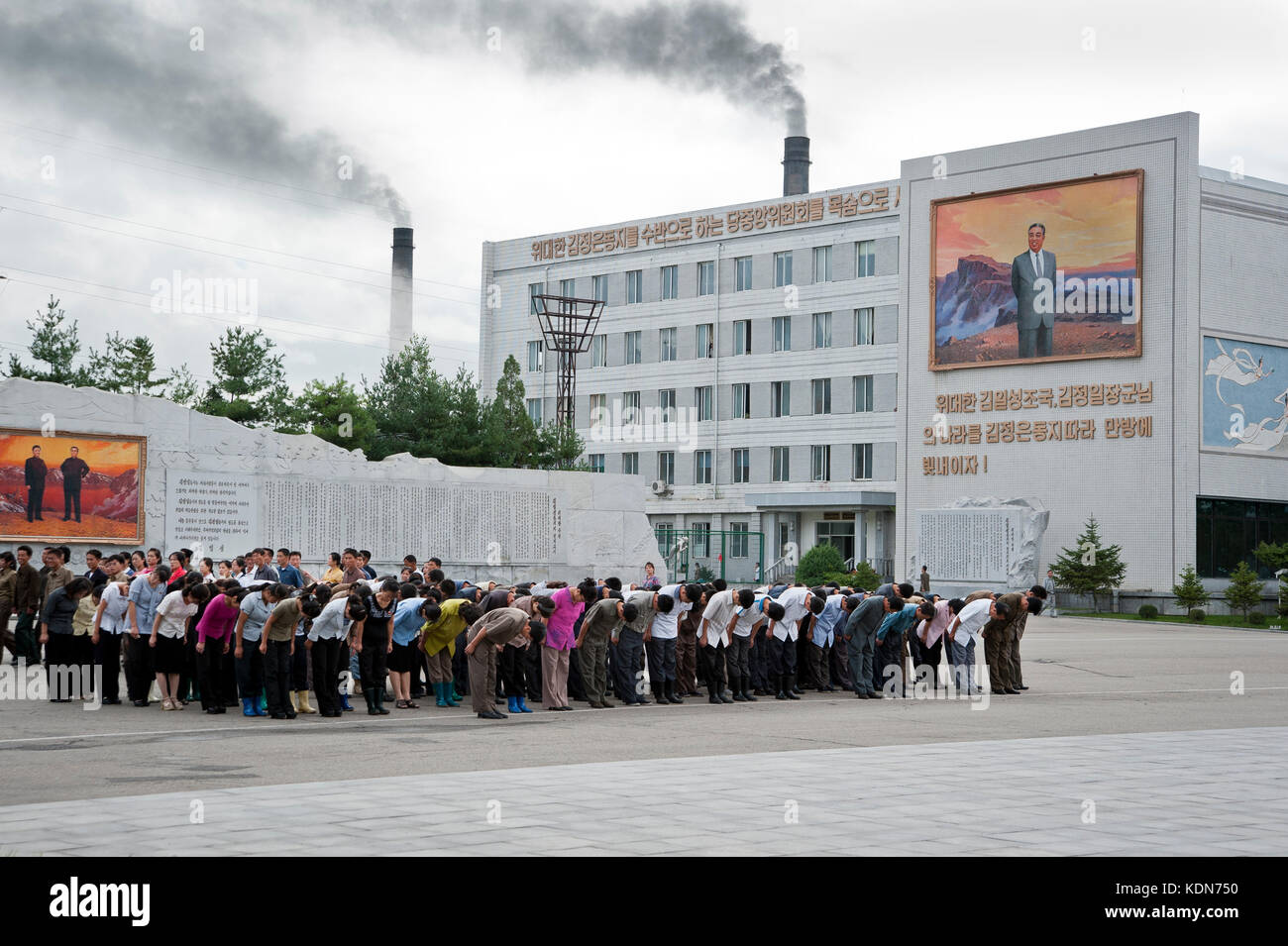 Le jour de la fête nationale, tous les Nord coréens ont l'Obligation de saluer les immenses Statuen des Leaders, Pjöngjang le 8 octobre 2012. Den Tag Stockfoto