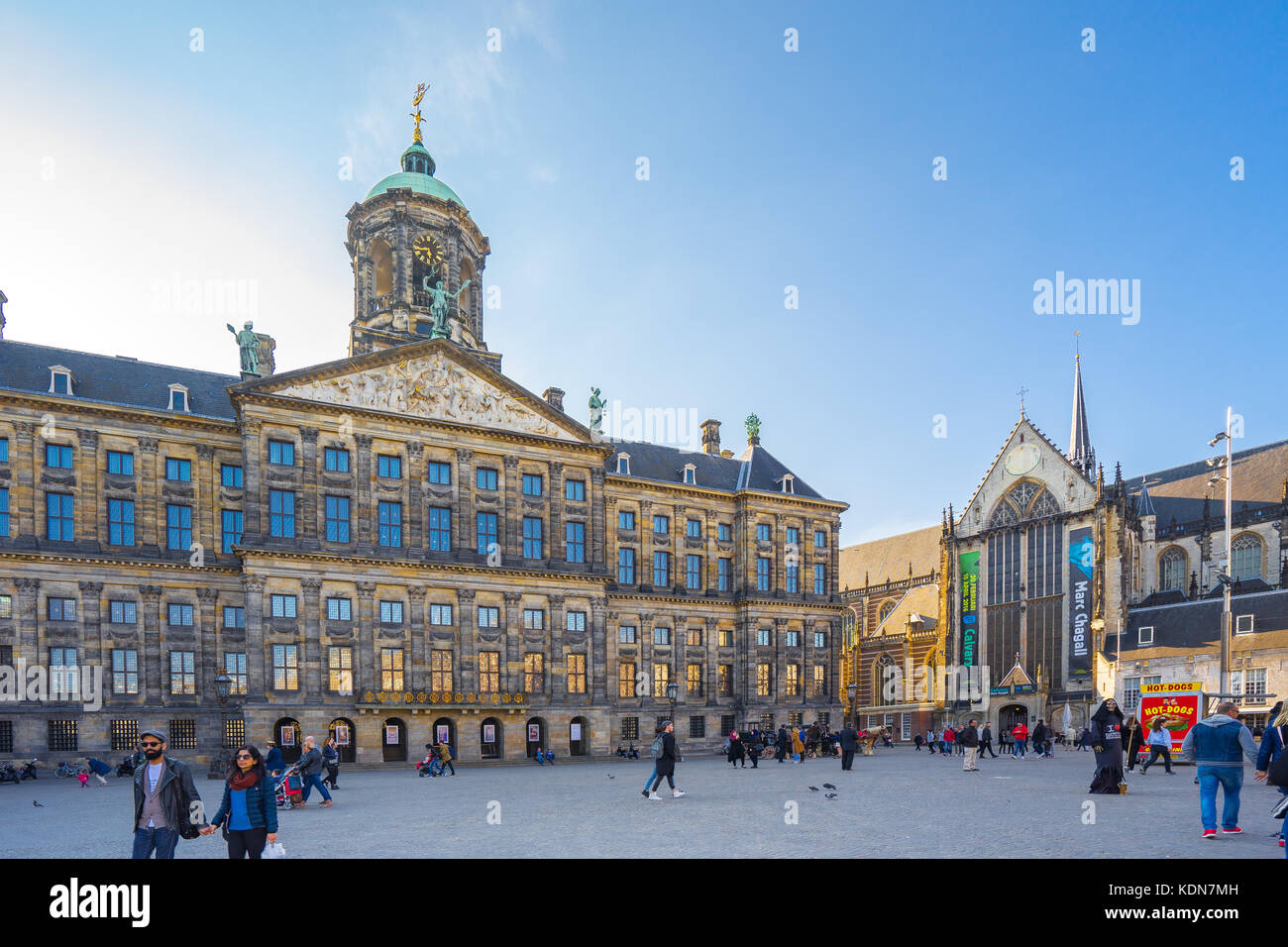 Amsterdam, Niederlande - 11 April 2016: Der königliche Palast mit den Touristen in Amsterdam, Niederlande. Stockfoto