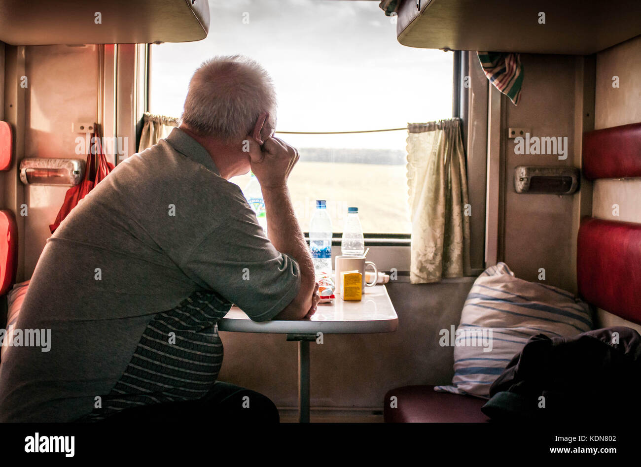 VLADIMIR, RUSSIE, MAI 19: UN voyageur contemple le paysage a travers la vitre de son compartiment a Bord du Transsiberien le 19 Mai 2011 a Vladimir, R Stockfoto