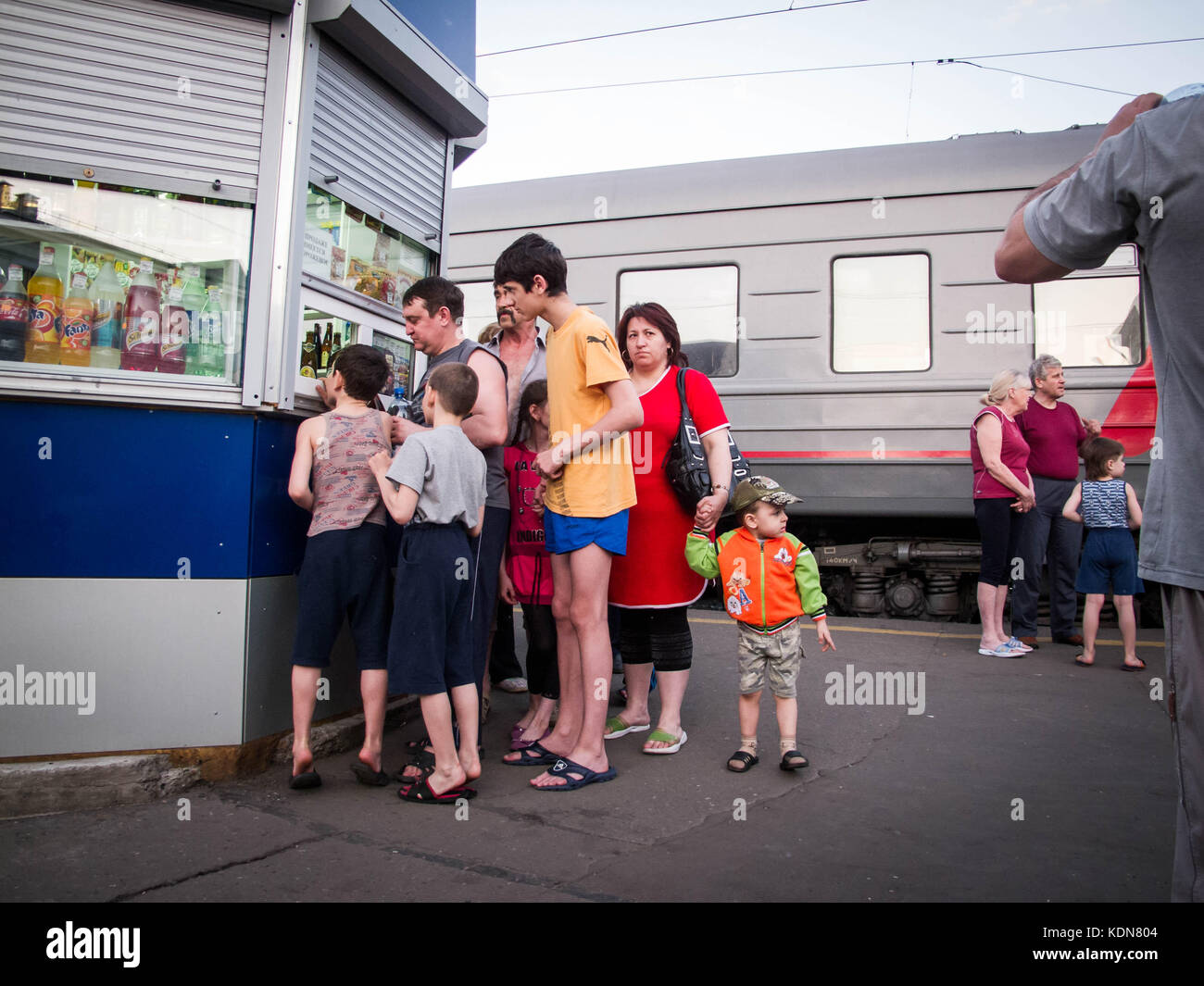 RUSSIE, MAI 25 : Une famille Russe profite de l'arret du train en gare pour faire le plein de nourriture le 25 Mai 2011, Oural, Russie Stockfoto