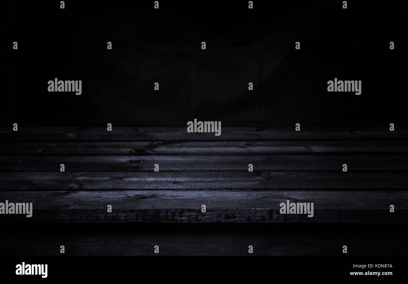 Dunkler Holztisch, schwarz Holz- perspektive Innenraum Stockfoto