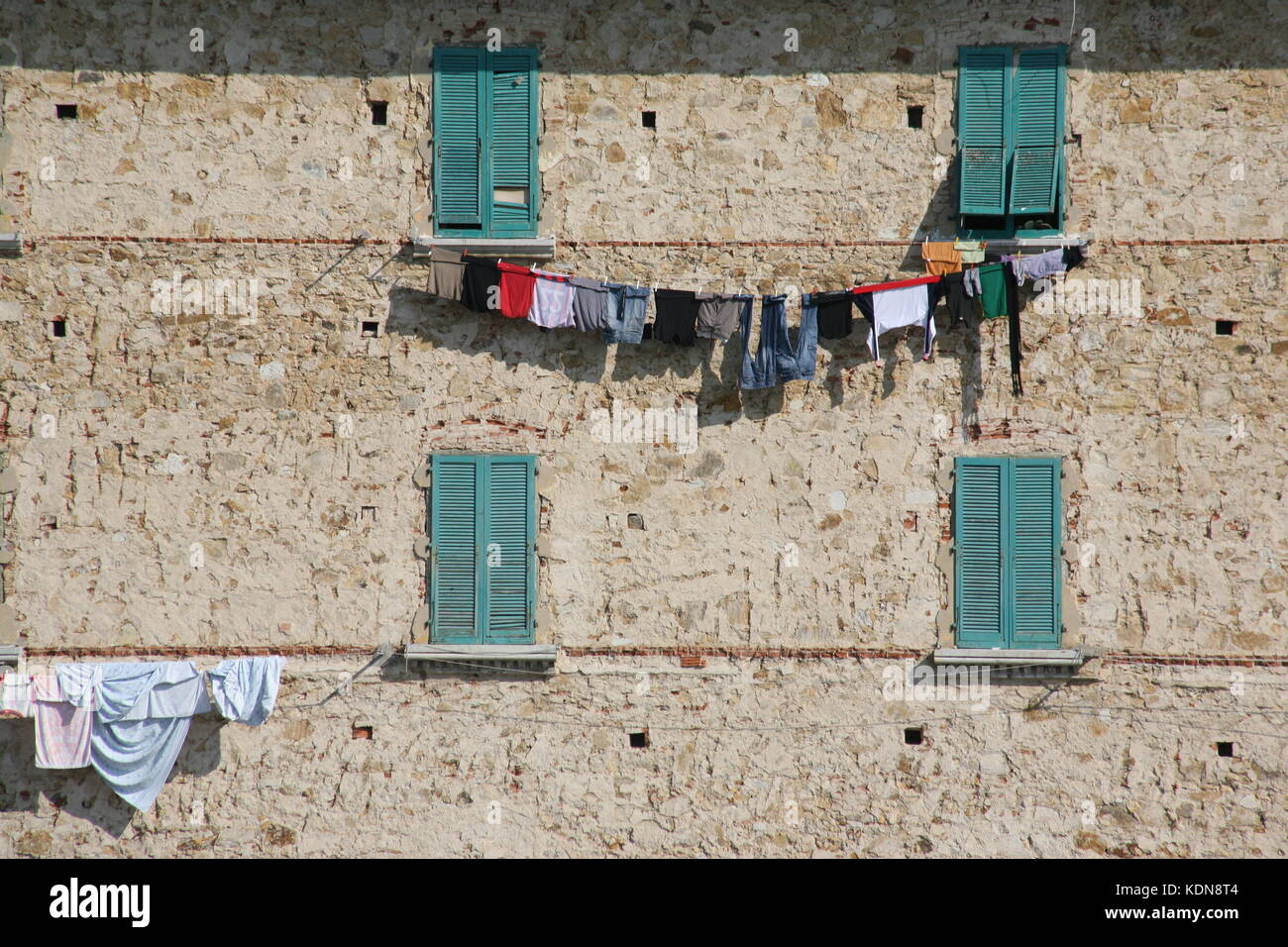 Häuserfront mit Fenster und Wäscheleine in Italien - Hausfront mit Fenster und Wäscheleine in italien Stockfoto