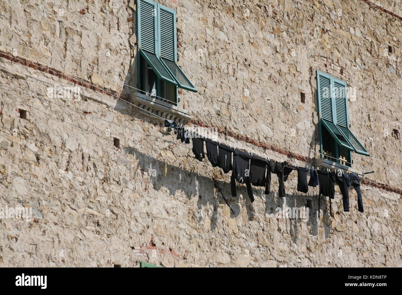 Häuserfront mit Fenster und Wäscheleine in Italien - Hausfront mit Fenster und Wäscheleine in italien Stockfoto