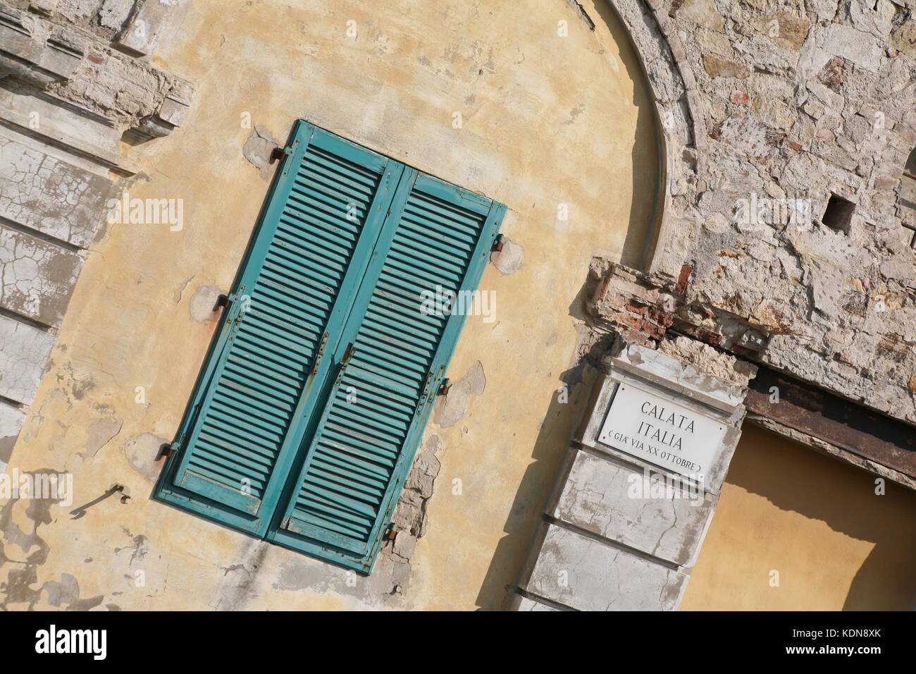 Häuserfront mit Fenster und Wäscheleine in Italien - Hausfront mit Fenster und Wäscheleine in italien Stockfoto