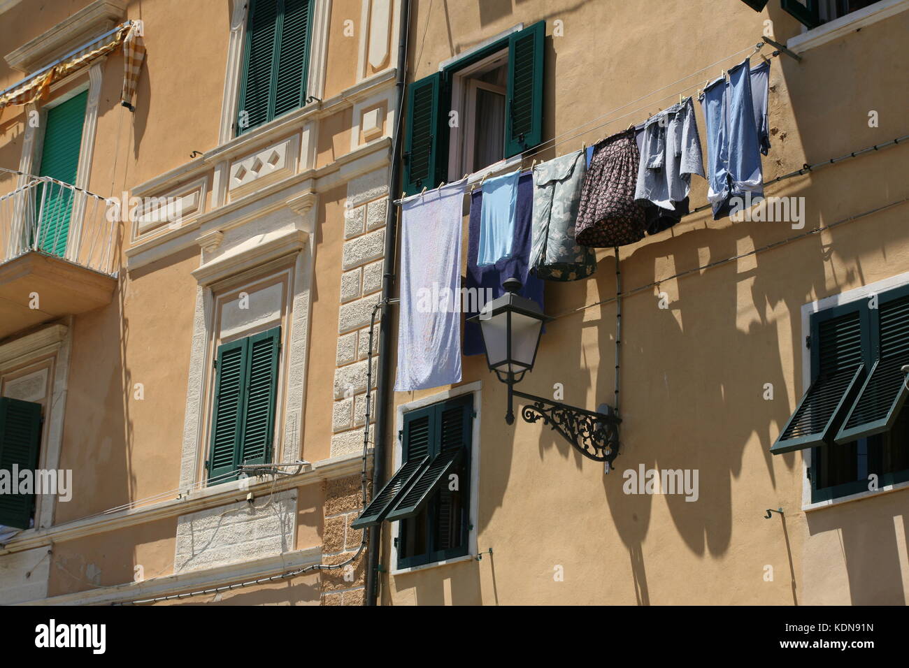 Häuserfront mit Fenster und Wäscheleine in Italien - Hausfront mit Fenster und Wäscheleine in italien Stockfoto