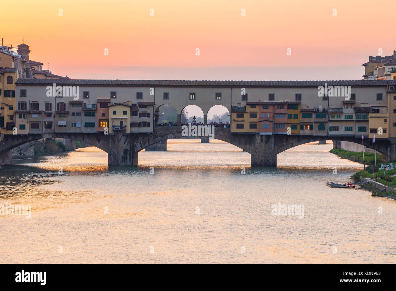 Sonnenuntergang Blick auf die Brücke Ponte Vecchio in Florenz, Toskana, Italien. Stockfoto