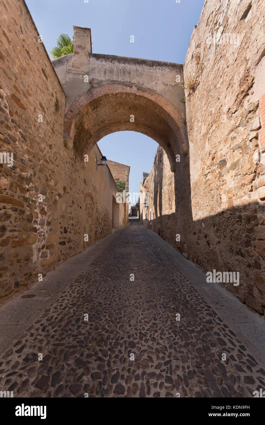 Adarve de la estrella (Chemin de ronde) aus der Altstadt von Cáceres (Extremadura, Spanien). Stockfoto