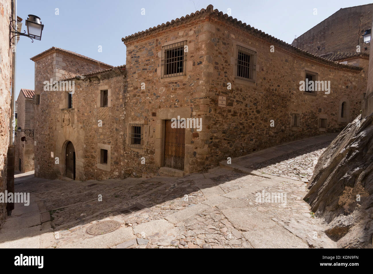 Altes Steinhaus in der straße cuesta de la Aldana von der Altstadt von Cáceres (Extremadura, Spanien). Stockfoto