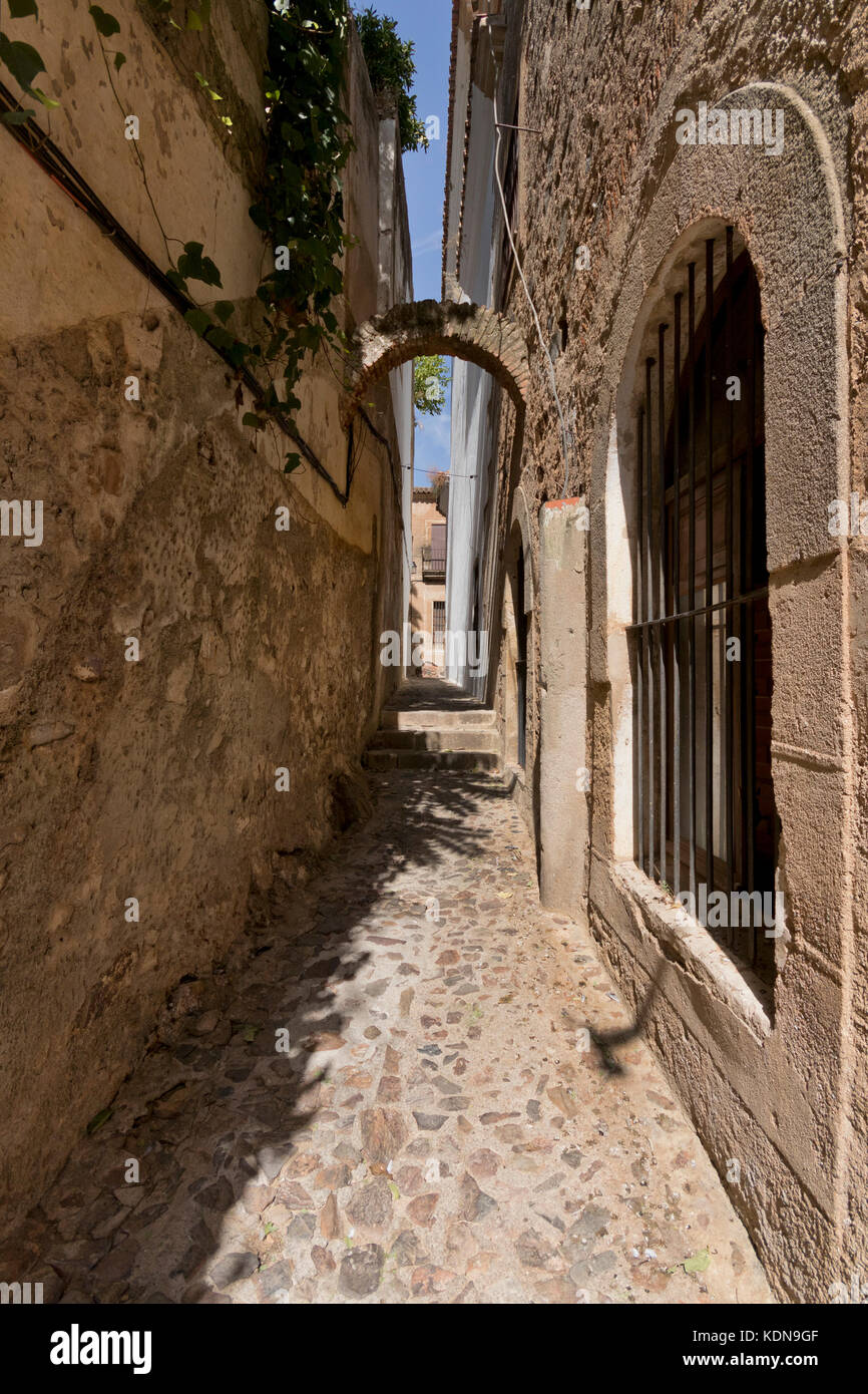 Enge steinerne Gasse aus der Altstadt von Cáceres (Extremadura, Spanien). Stockfoto