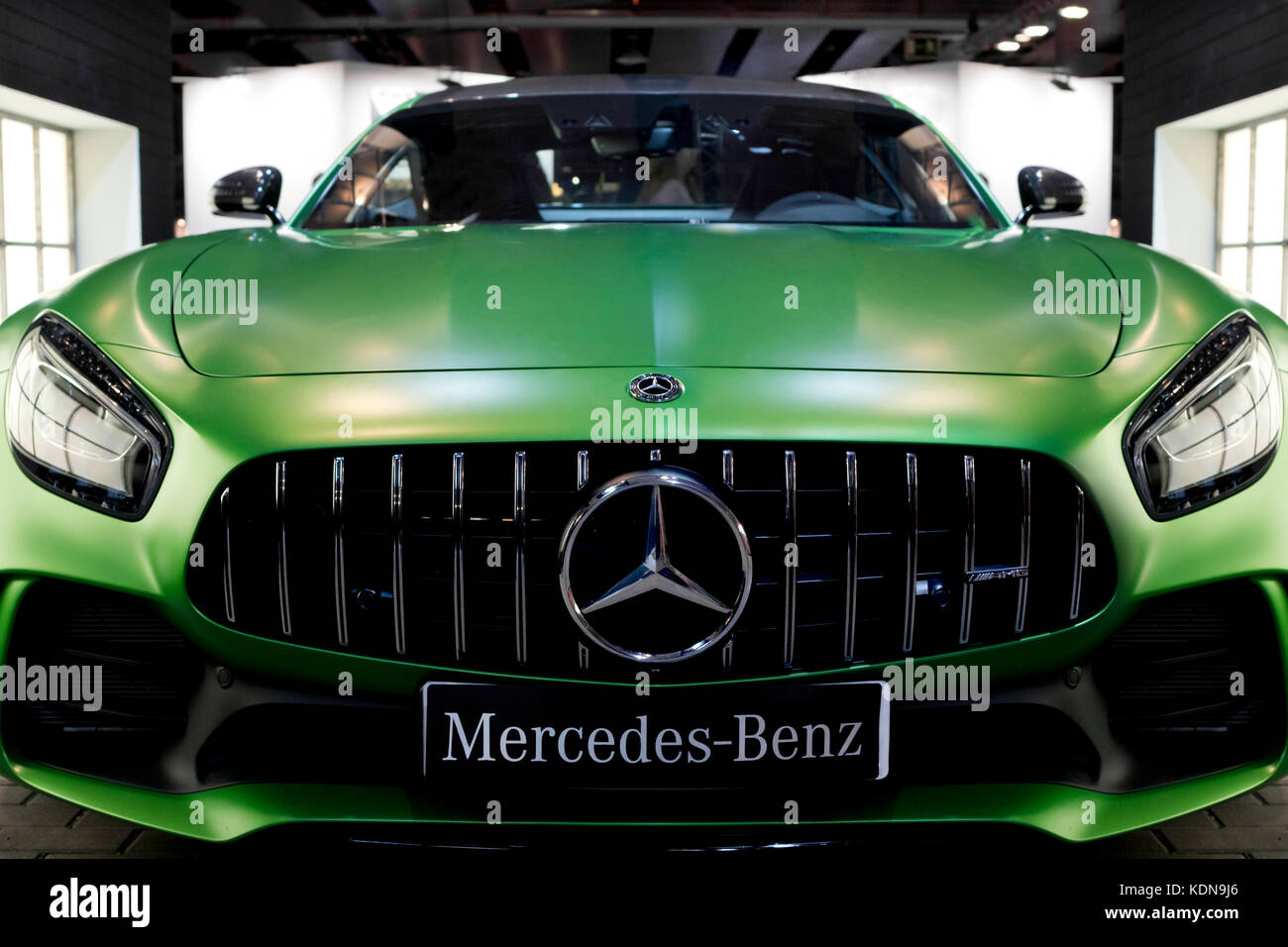 Vorderansicht eines grünen Mercedes-Benz AMG GT Coupés. Stockfoto