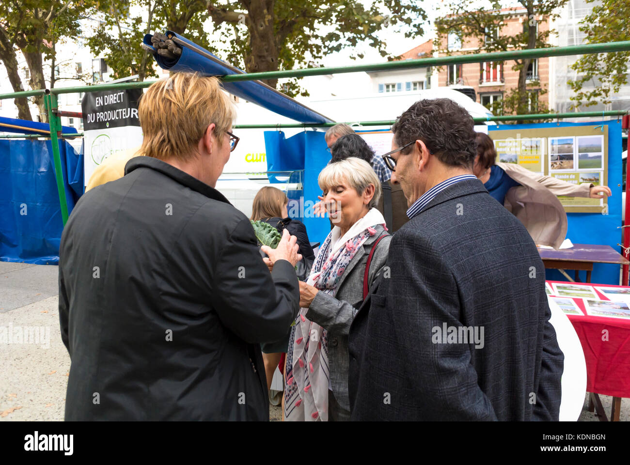 Montreuil, Frankreich, Leute in kleinen Gruppen, lokale Produkte, französischer Bauernmarkt für Bio-Lebensmittel auf dem öffentlichen Platz in den Pariser Vororten, seine saint denis Stockfoto