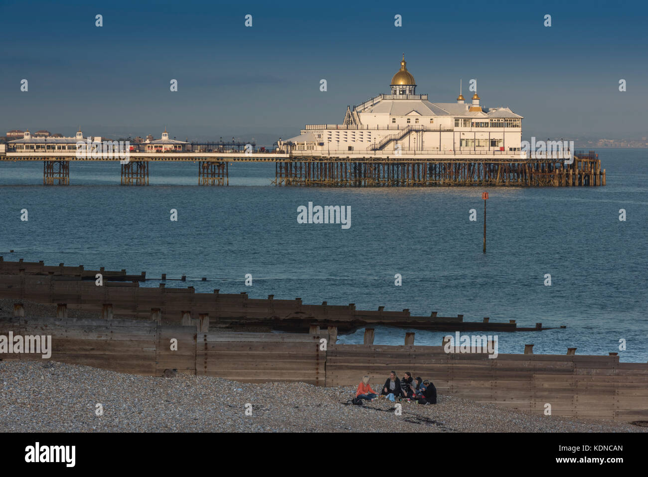Eastbourne Strand und Pier, an der südlichen Küste von East Sussex, England, Großbritannien Stockfoto