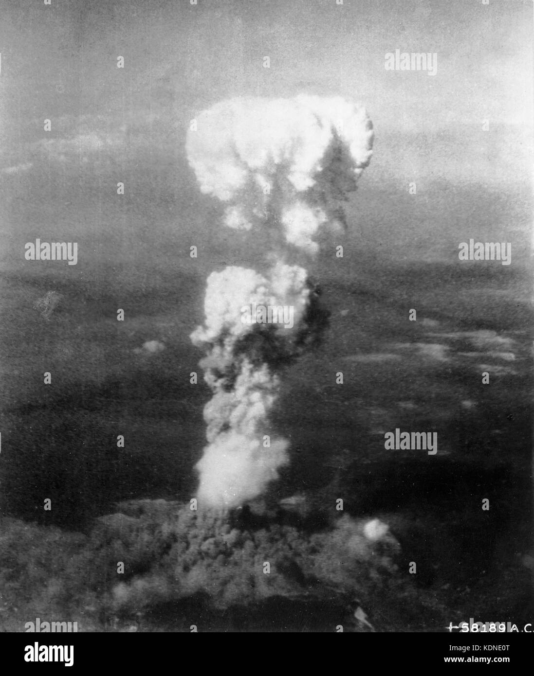 Hiroshima Die Atombombe Little Boy explodiert am 6. August 1945 um 8.156 Uhr über Hiroshima. Foto: USAAF Stockfoto
