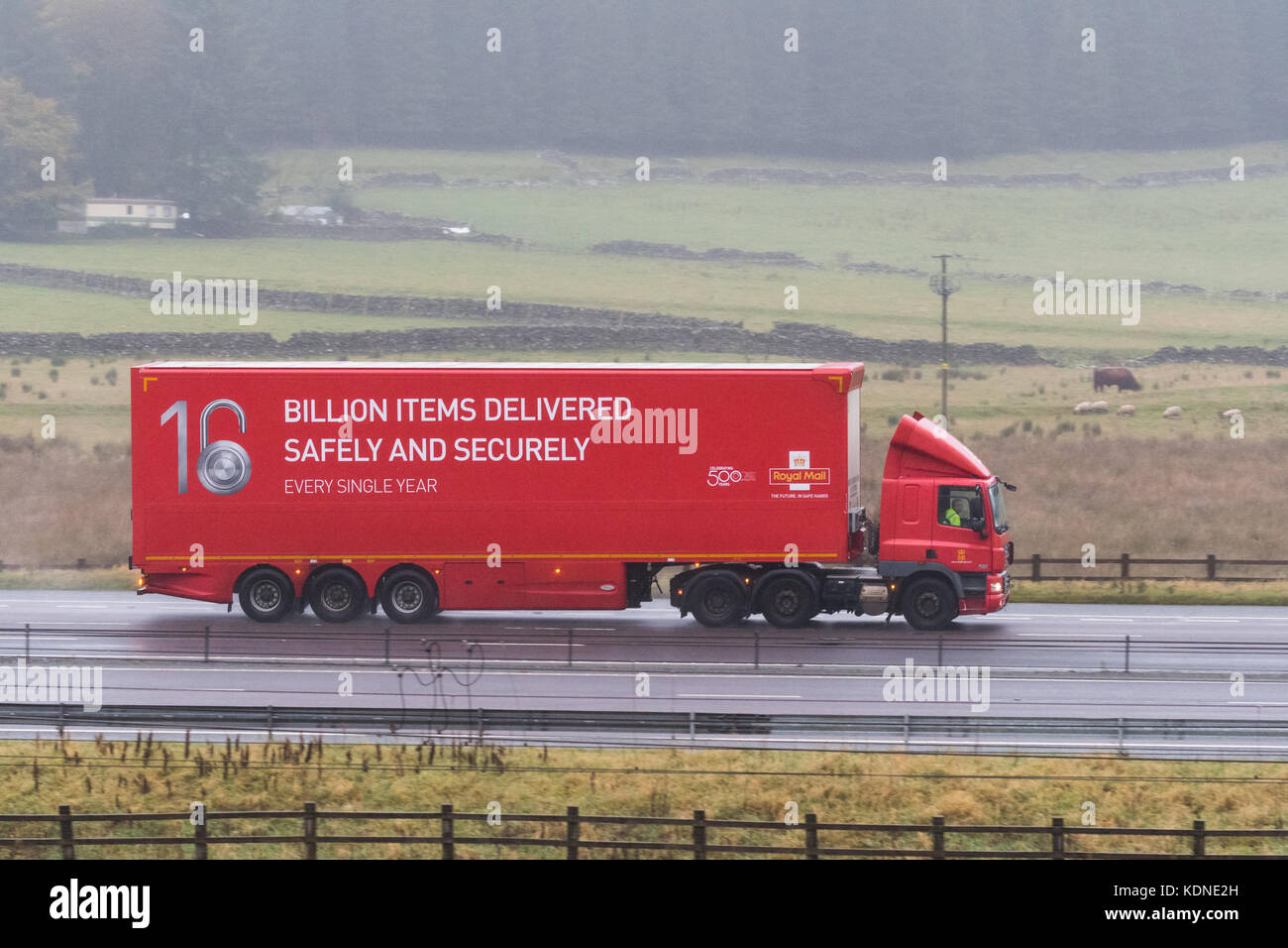 Royal Mail LKW auf der Autobahn, Schottland, Großbritannien Stockfoto