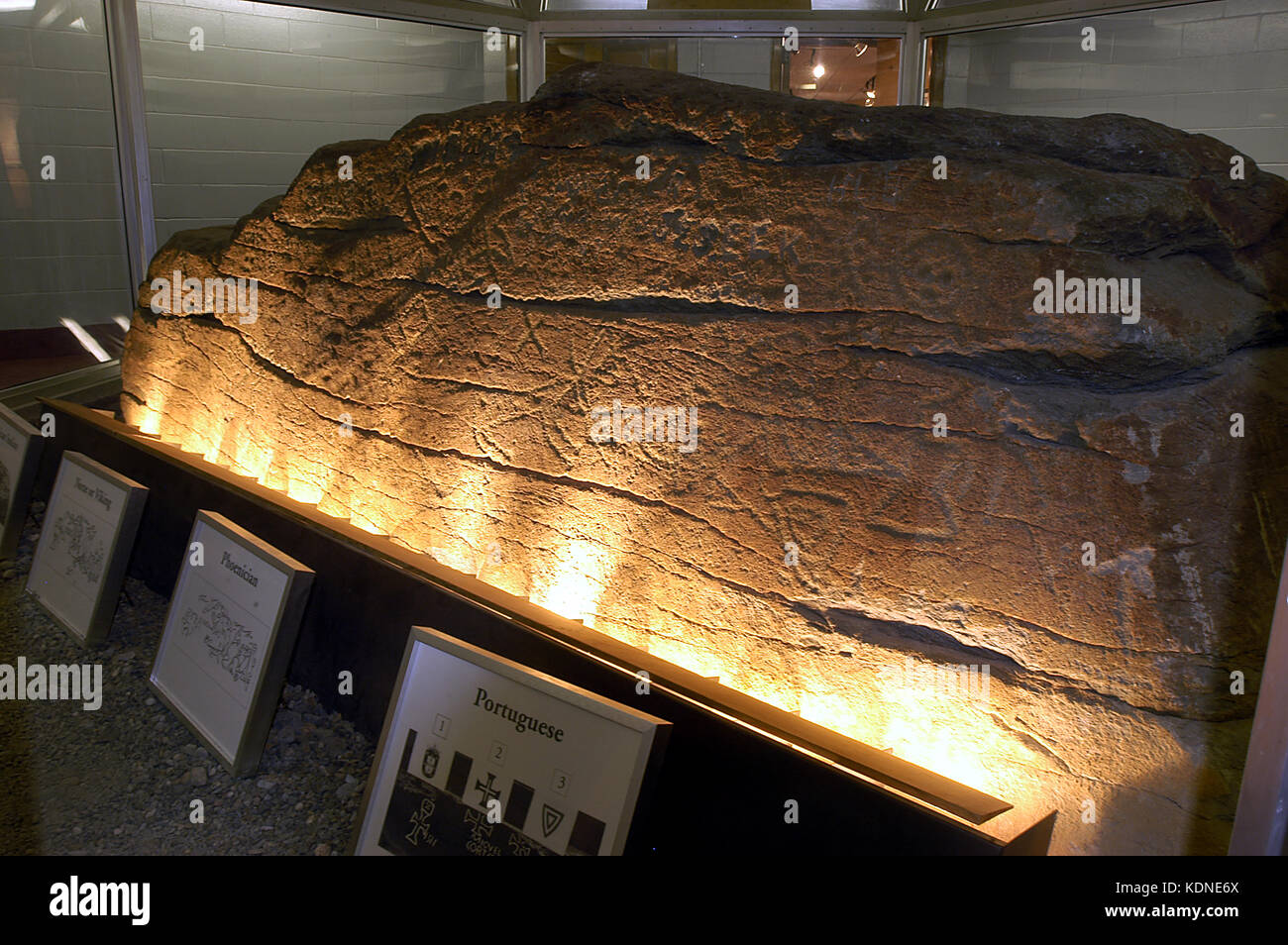 Historische dighton Rock, Berkley, Massachusetts, USA 40 Tonne eingeschrieben Rock unbekannter Herkunft. Auf die Taunton River entfernt. Stockfoto