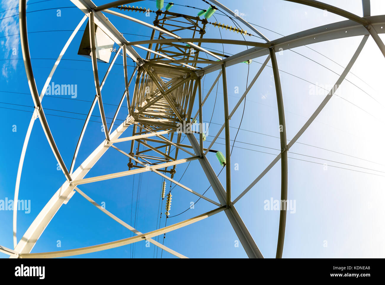 Im Innern der Struktur unter Kraftübertragung Tower. Hochspannung elektrische Turm Stockfoto