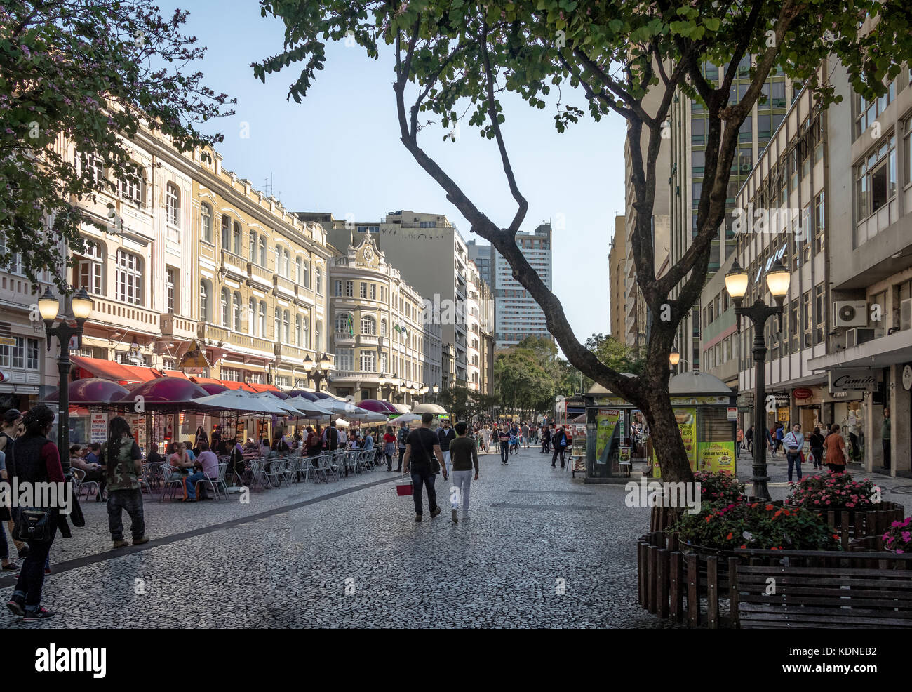 Curitiba, Brasilien - 23.August 2017: Flower Street (Rua das Flores) und Palacio Avenida (Avenida Palace) - curitiba, Parana, Brasilien Stockfoto