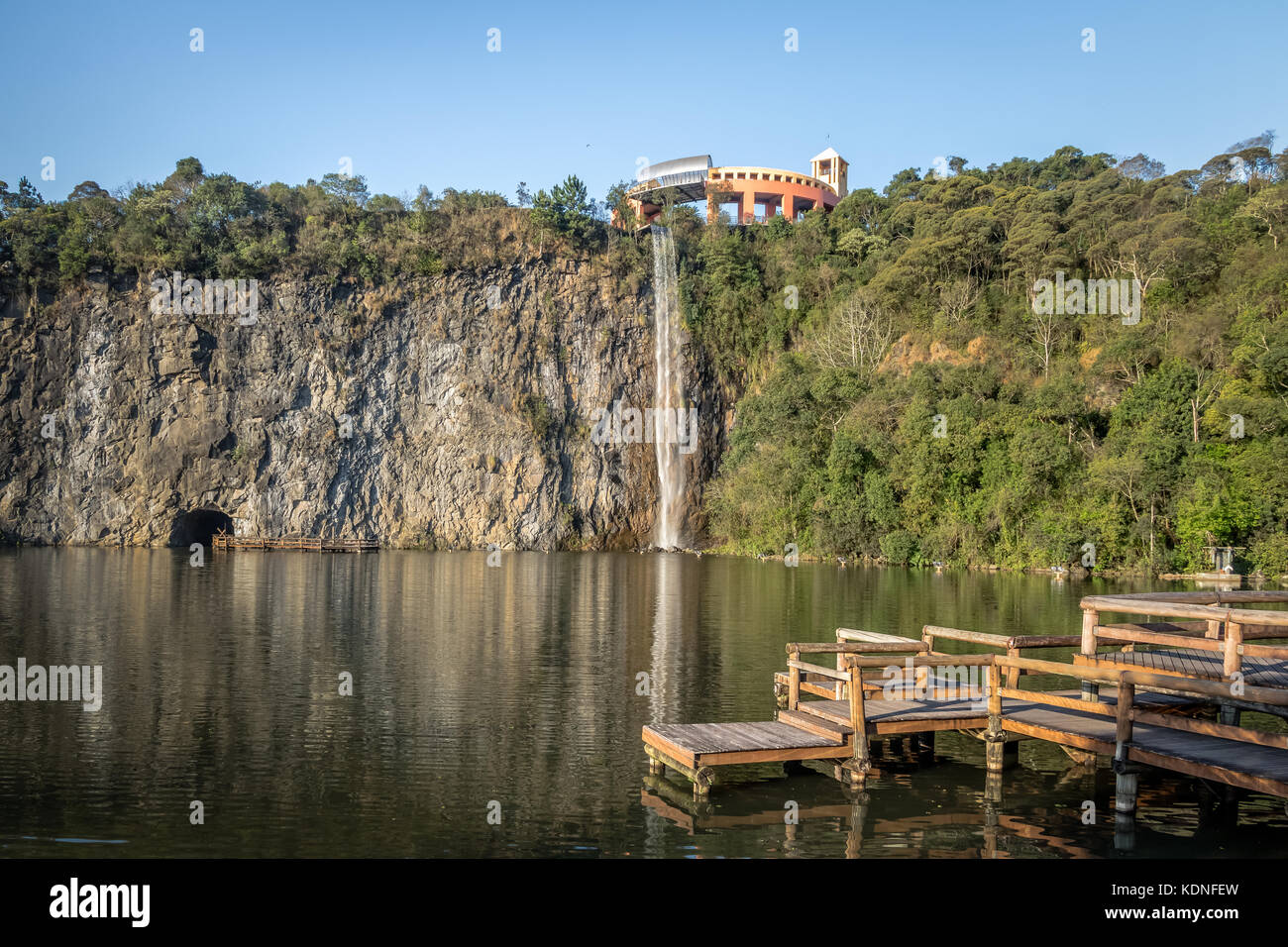 Aussichtspunkt und Wasserfall in tangua Park - Curitiba, Brasilien Stockfoto