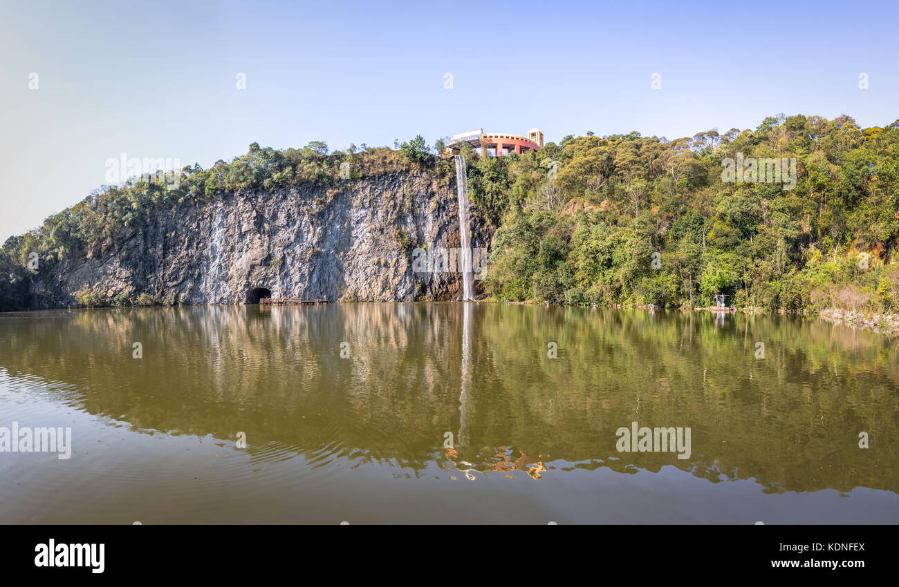 Aussichtspunkt und Wasserfall in tangua Park - Curitiba, Brasilien Stockfoto