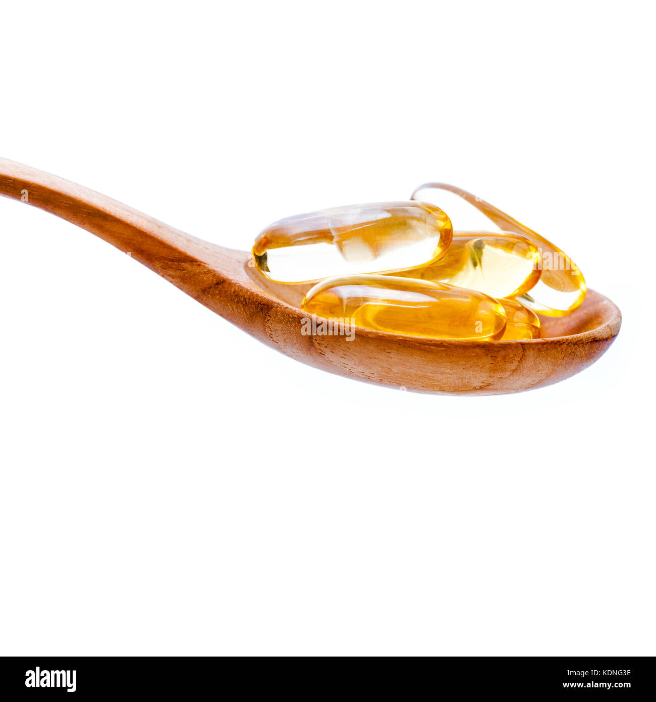 Esslöffel gel Kapseln Omega 3. Schließen Sie die Kapseln Fischöl in der Löffel aus Holz. die Ergänzung hoher Vitamin E, Omega 3 und dha. Kapseln Fischöl wi Stockfoto
