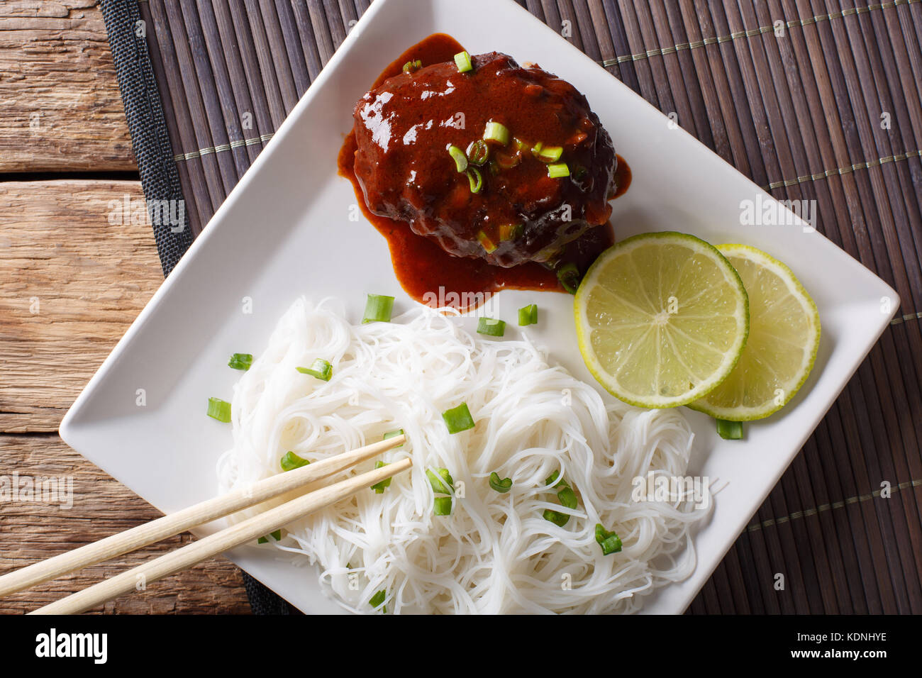 Hamburg Steak oder hambagu mit garnieren Reis Suppennudeln close-up auf einem Teller. horizontal oben Ansicht von oben Stockfoto