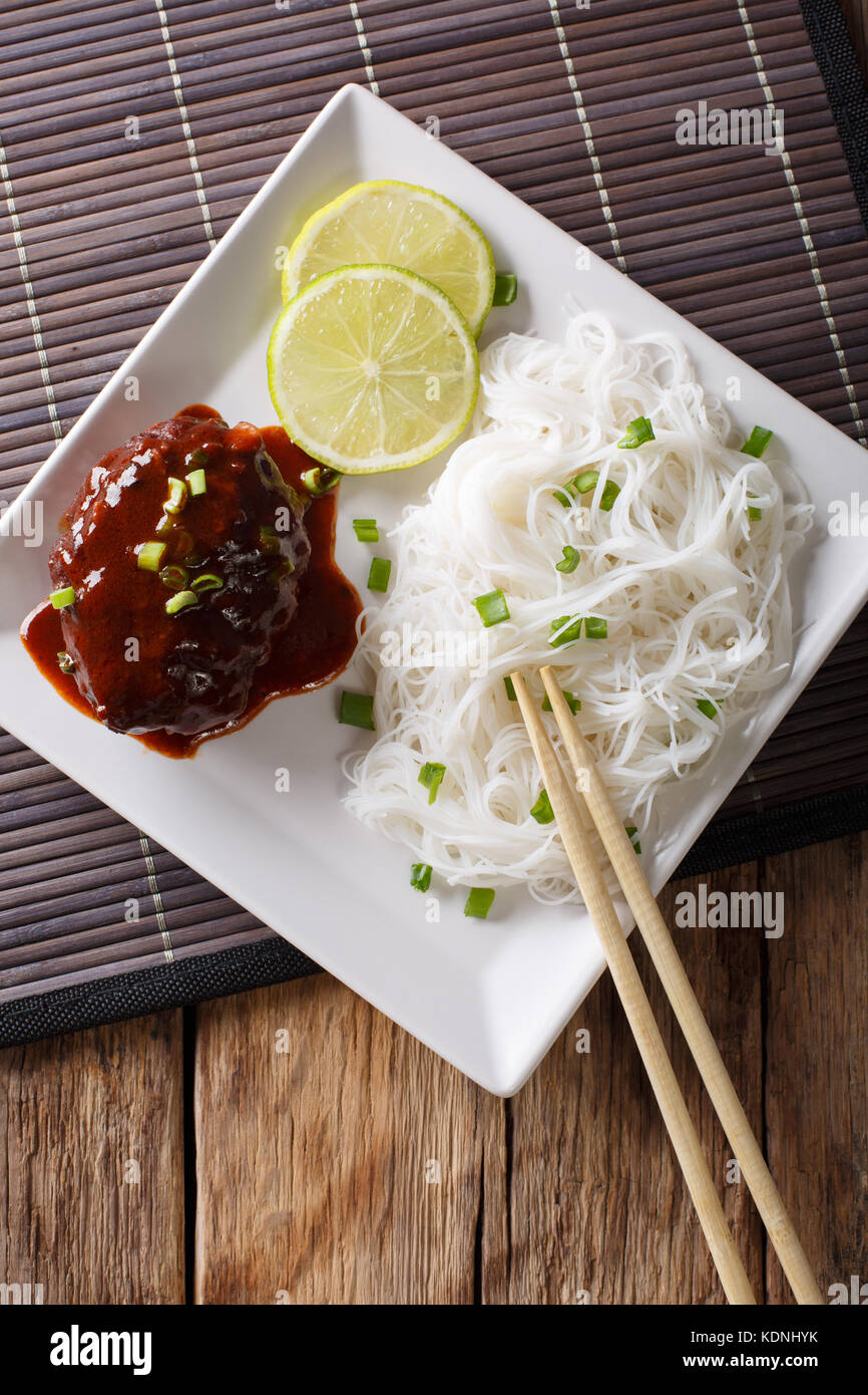 Japanische Mittagessen: hamburg Steak oder hambagu mit Soße und Reis Nudeln close-up auf einem Teller auf den Tisch. Senkrechte Draufsicht von oben Stockfoto